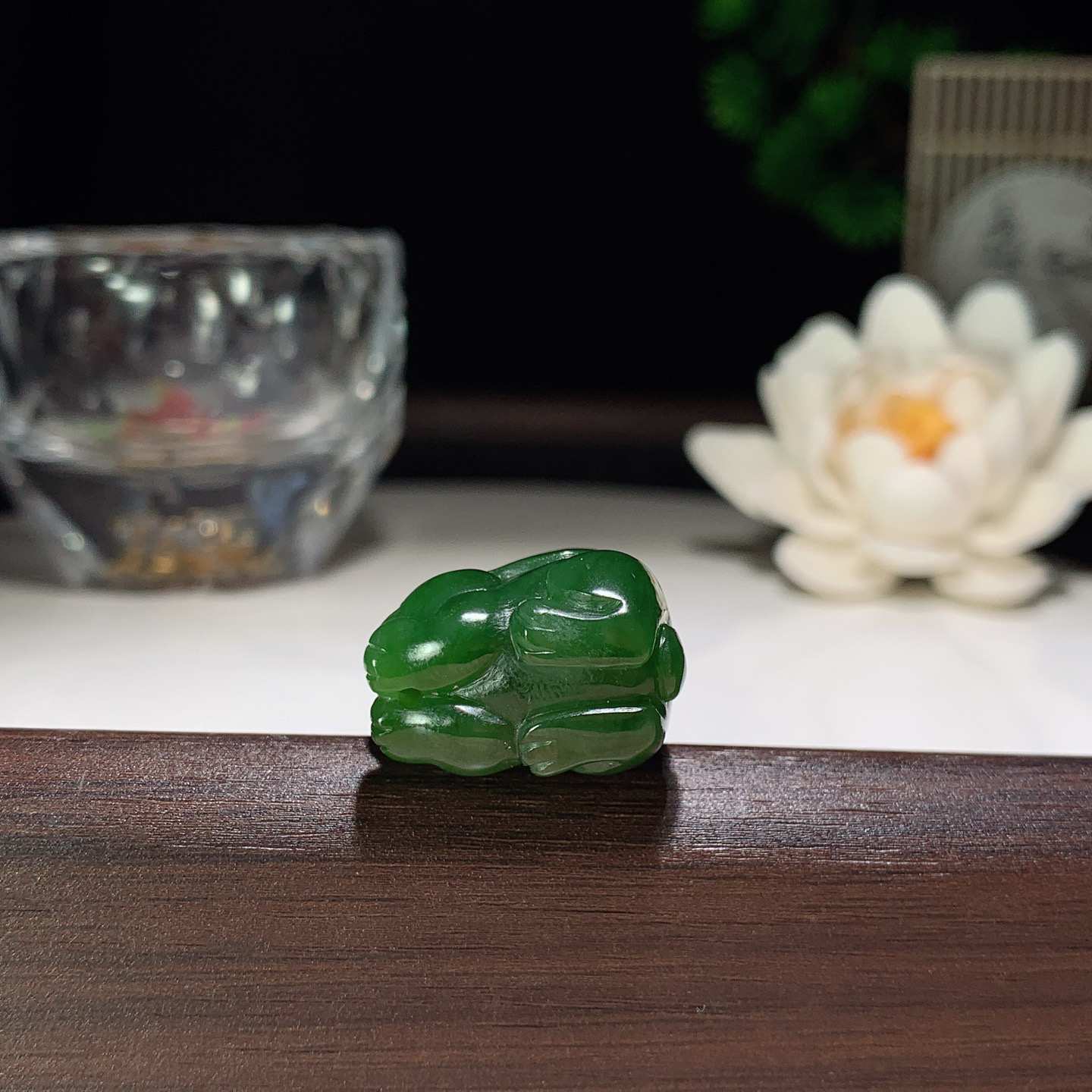 和田玉阳绿俄罗斯碧玉兔子挂件。尺寸20/14/20重9.6克。玉质细腻油润。手推出油。佩戴高端典雅。lt260310