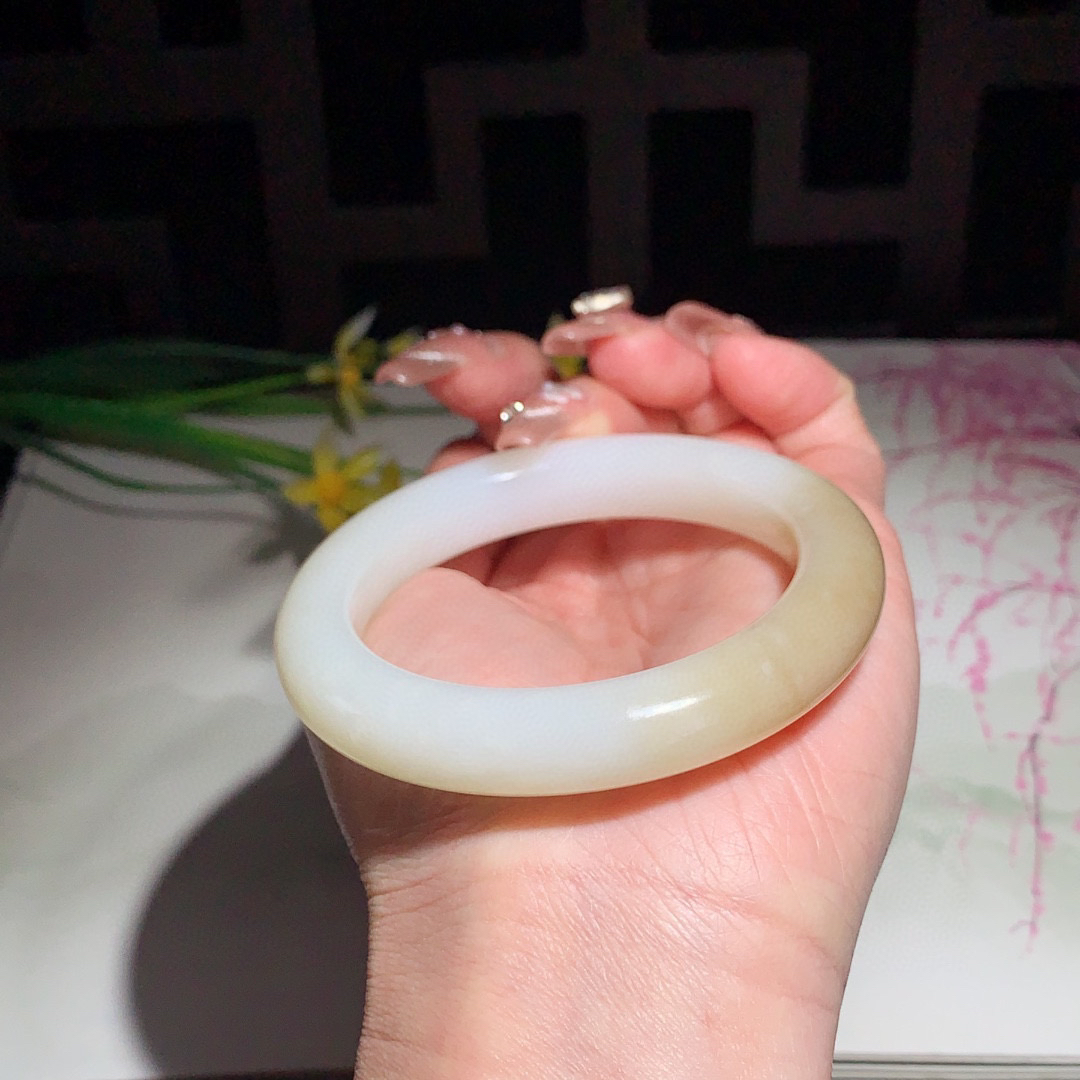 和田玉53.5圈口且末糖手镯！玉质细腻油润 底色纯净 无裂无黑 脂粉好，品质高。