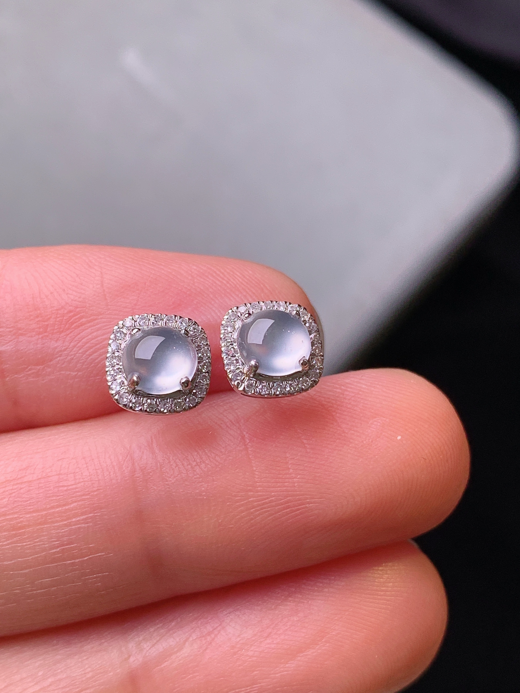 18k金钻镶嵌冰种蛋面耳钉 玉质细腻 色泽艳丽 整体尺寸7.2*4.2yz