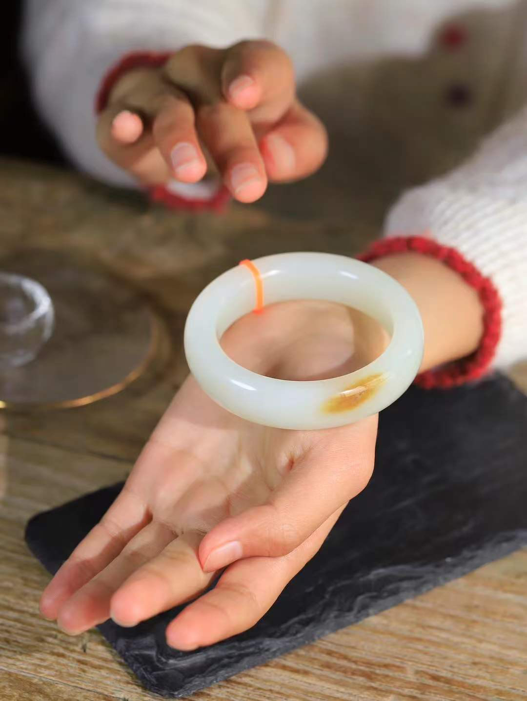 （一见倾心.手镯）

精品和田玉手镯，玉质温润细腻 油性十足 手感舒适，高华雅逸，线条流畅，简约大气