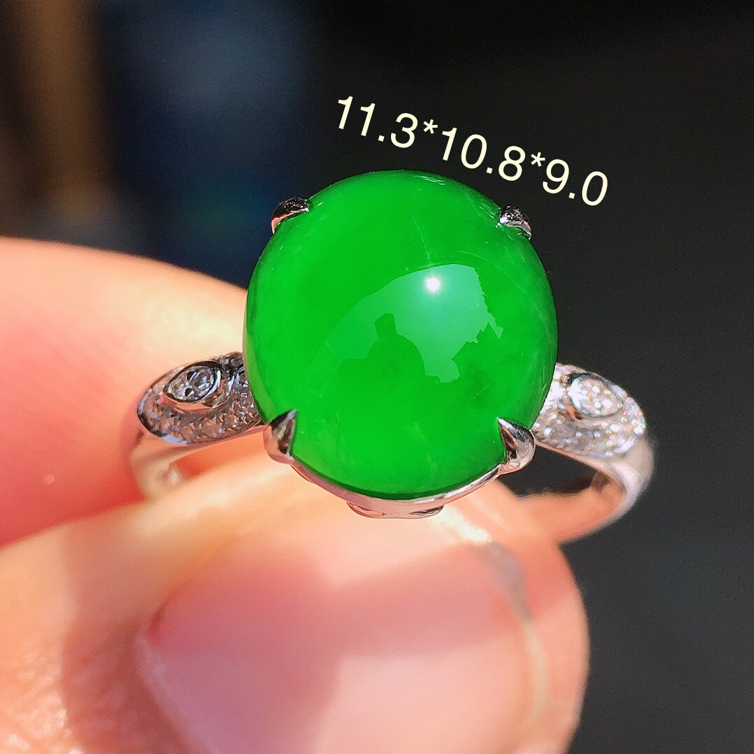 阳绿蛋面戒指，色泽均匀艳丽，玉质细腻，荧光感超
强，饱满圆润，尽显优雅气质，18k
金豪华镶嵌