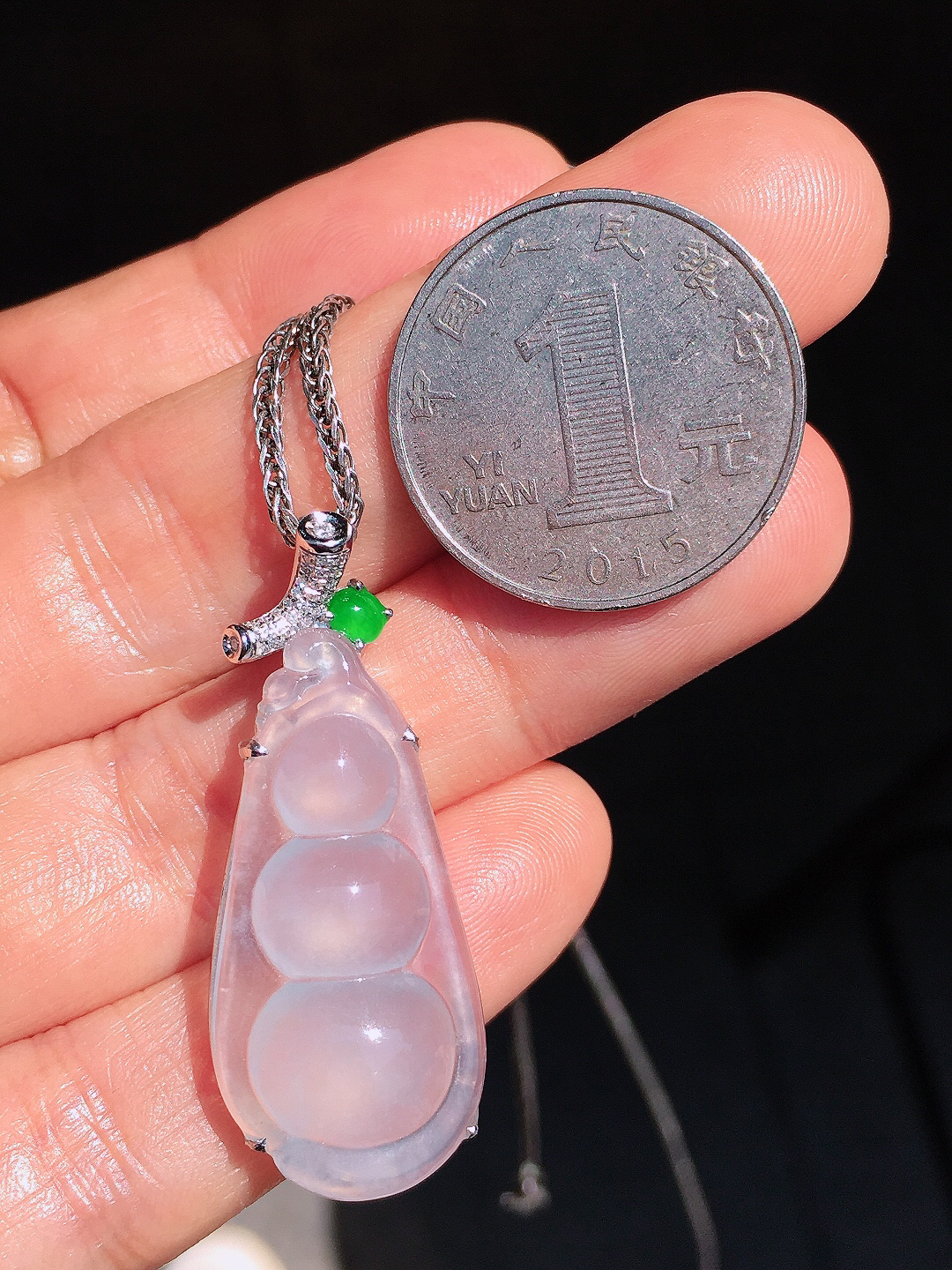 冰种福豆吊坠，玉质细腻，荧光感超
强，饱满圆润，尽显优雅气质，18k
金豪华镶嵌