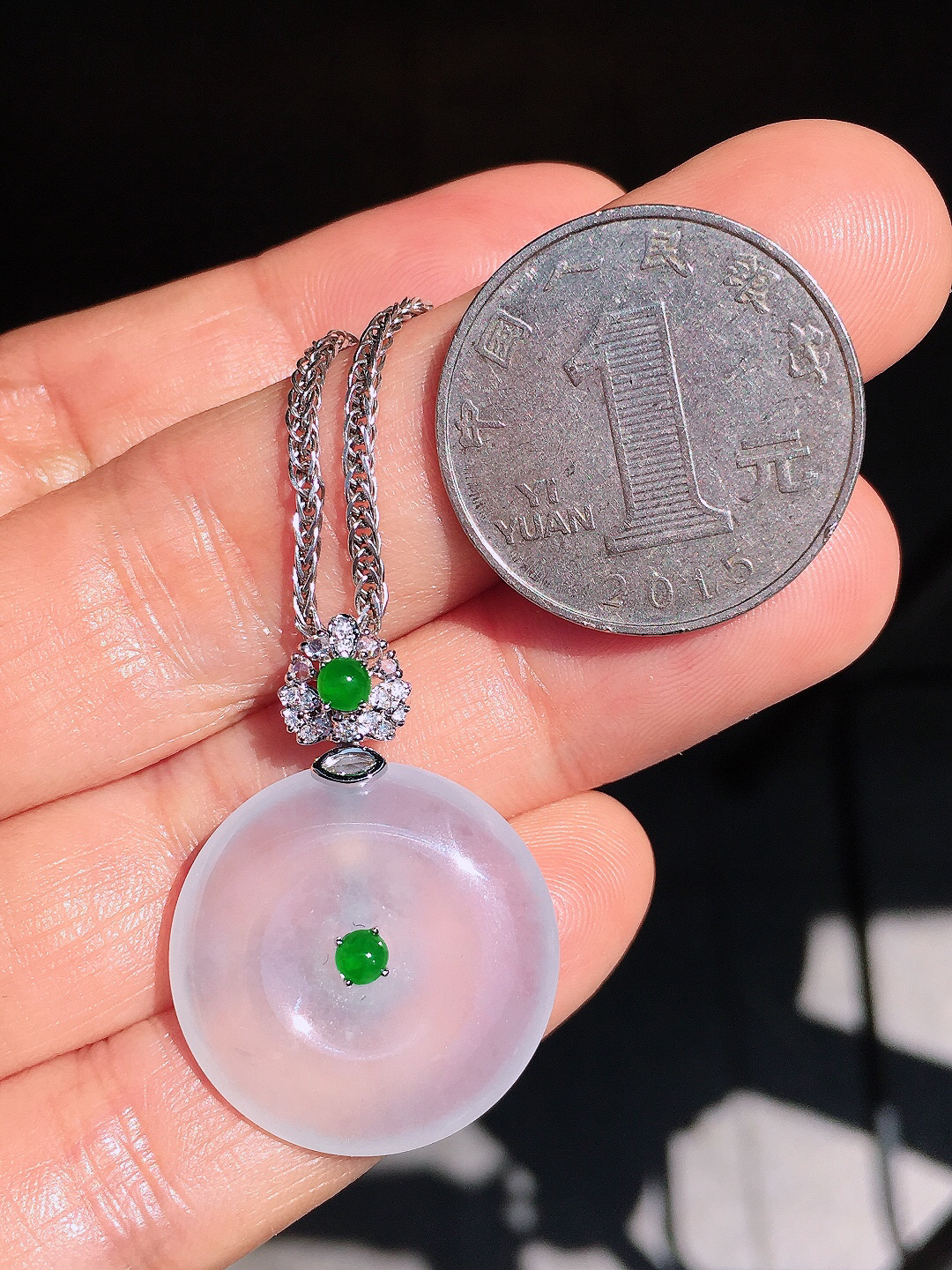 冰种平安扣吊坠，玉质细腻，荧光感超
强，饱满圆润，尽显优雅气质，18k
金豪华镶嵌