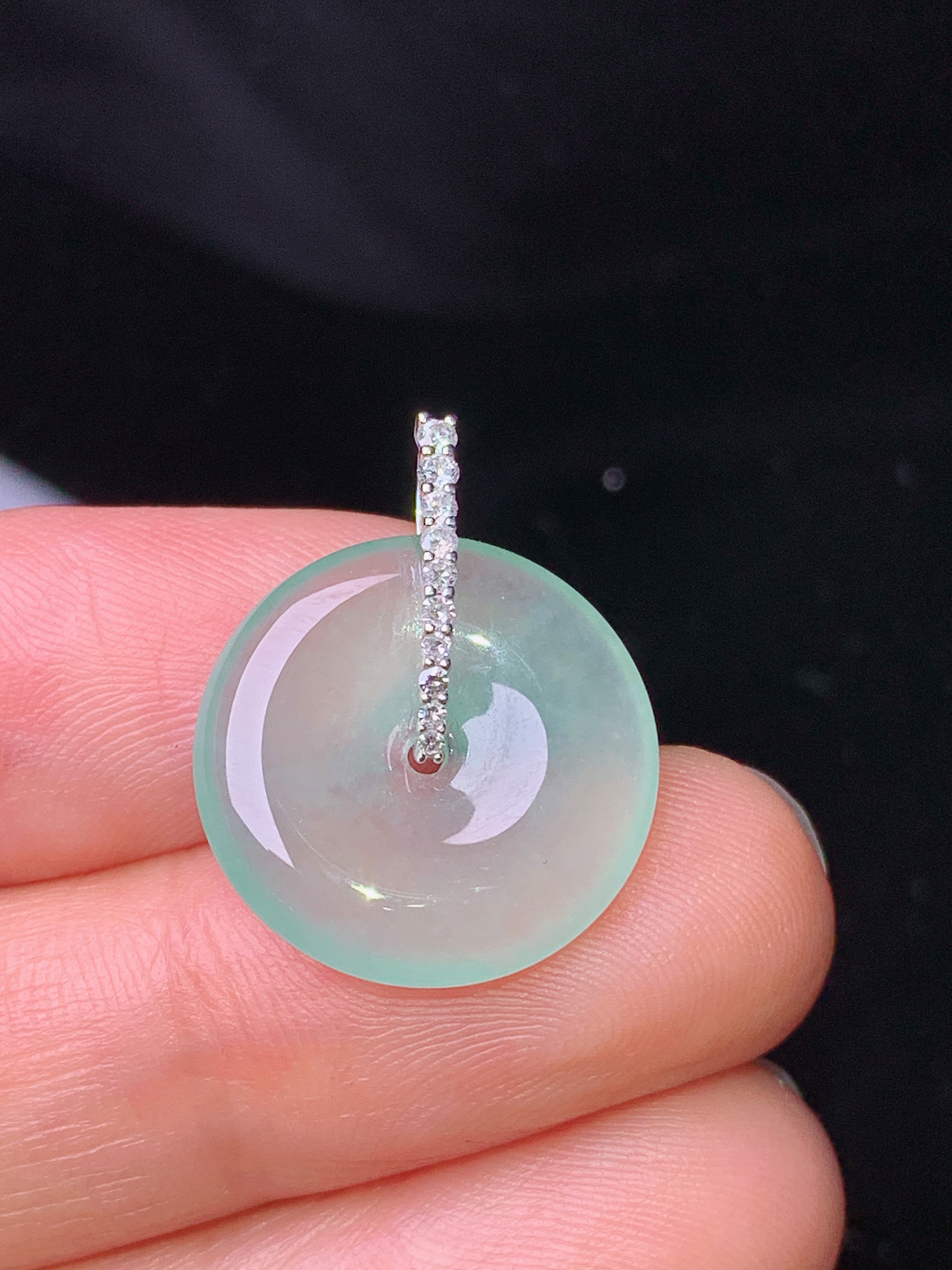 18k金钻镶嵌冰种平安扣吊坠 玉质细腻 色泽艳丽清新 水润亮眼 整体尺寸21.3*17*3.3