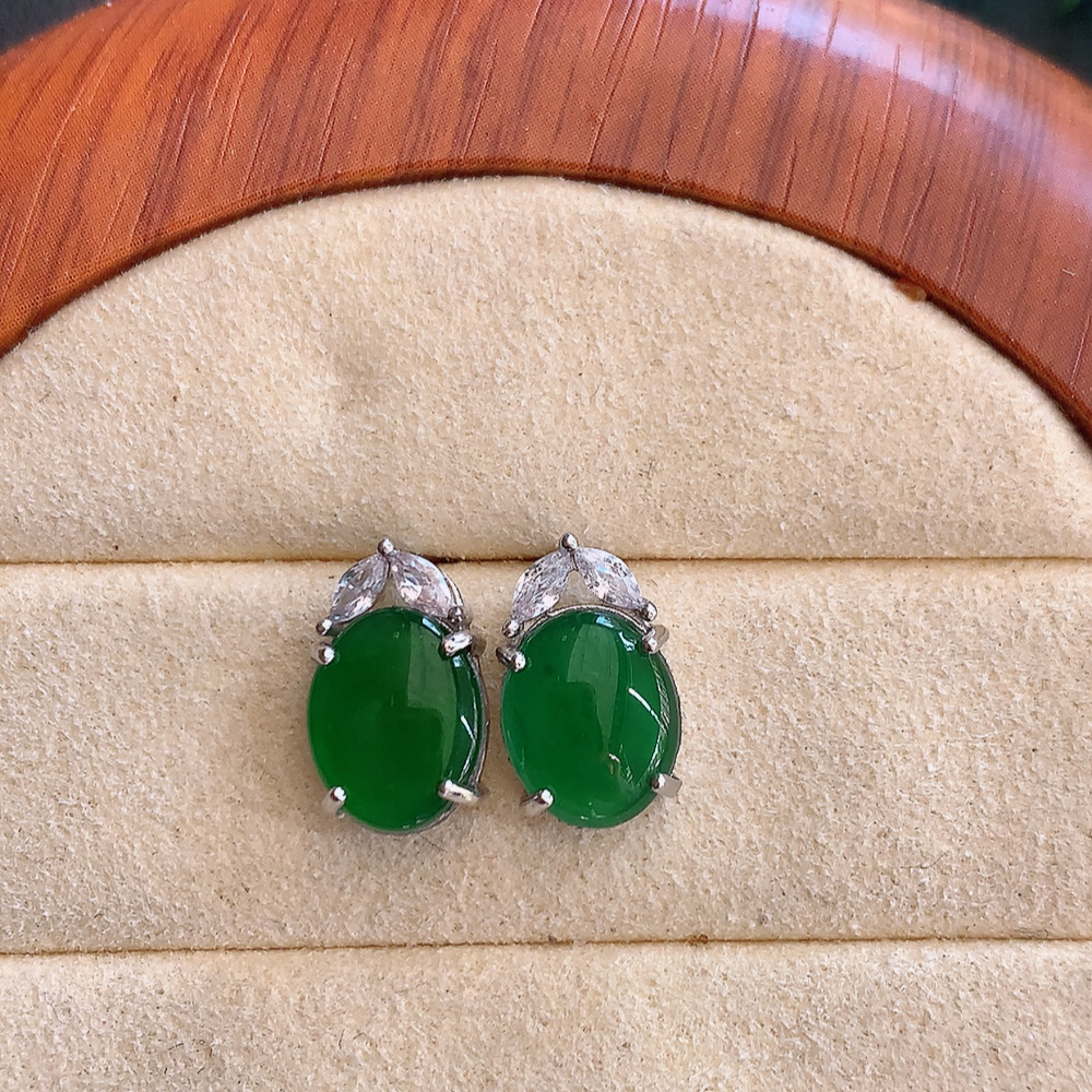冰润满绿翡翠耳坠，自然光实拍，颜色漂亮，种老水足，品相佳，佩戴佳品！W815.12  取一尺寸： 13-8-4.8mm  裸石尺寸：9.8-8mm