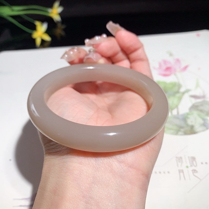 和田玉57圈口藕粉色手镯，玉质细腻油润 底色纯净 脂粉好，品质好！