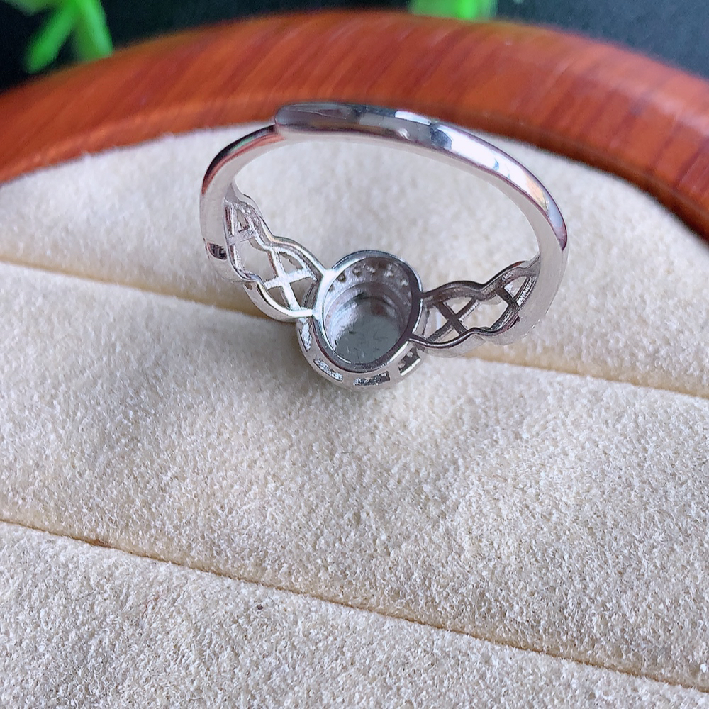 冰润满绿精美环形翡翠戒指  玉质细腻  冰清玉润  飘花灵动  颜色漂亮  W502.15 内径尺寸：17.5-9-6mm  裸石尺寸：7-6mm