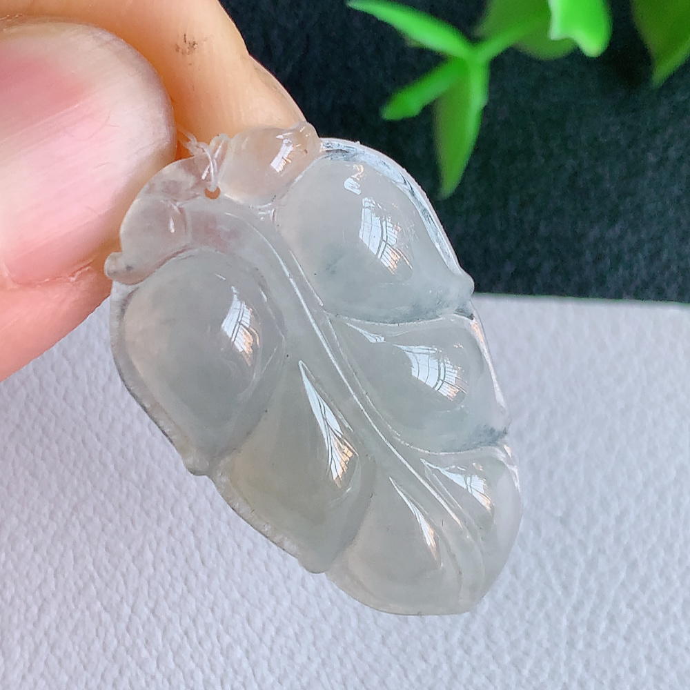 冰润金枝玉叶翡翠吊坠  老种起胶感  寓意“金枝玉叶，大业有成，一夜成名”  饱满大气，水润通透。W49.9   尺寸：33.5-20.5-5.3mm