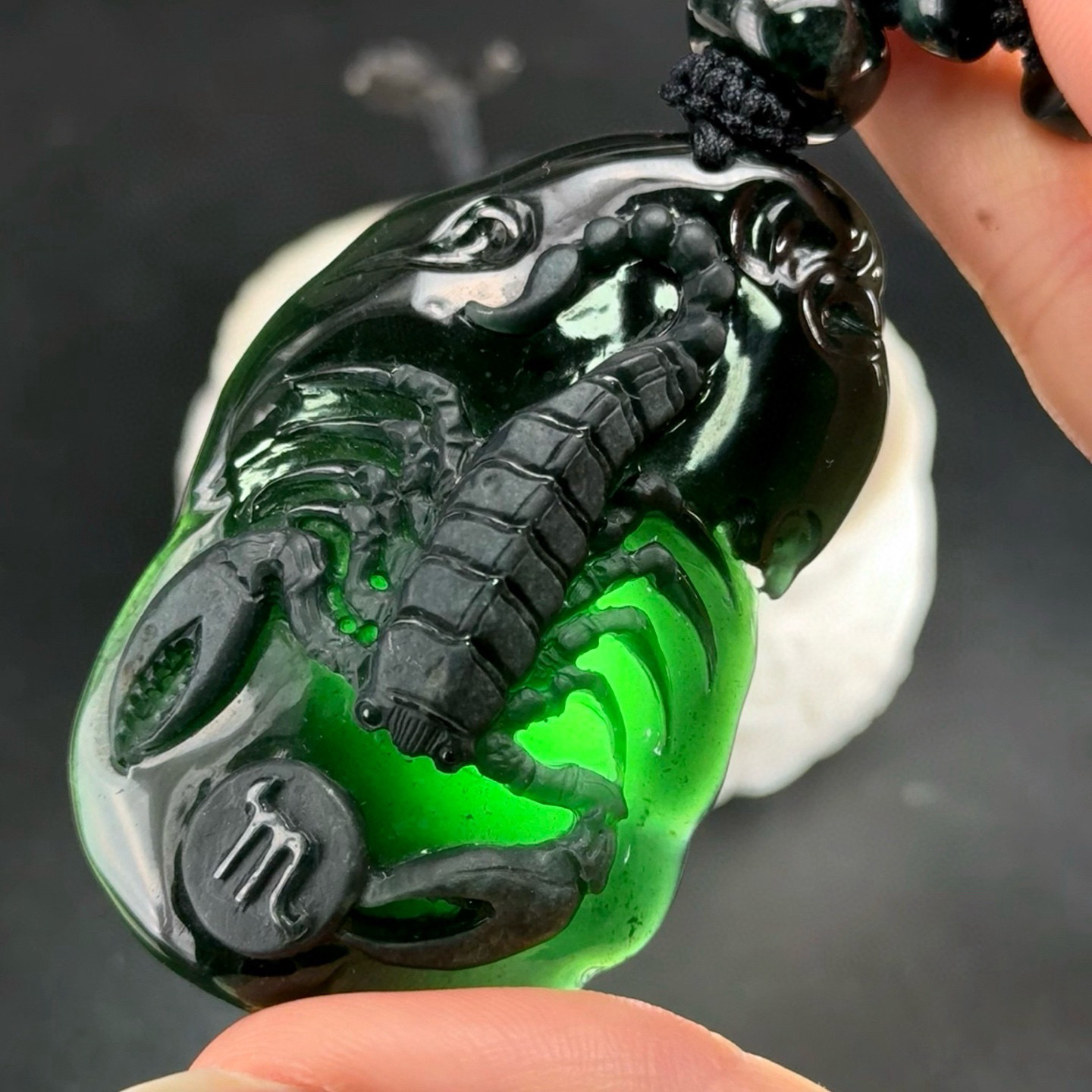 精品墨翠天蝎座墨翠牌 种好色正 黑度极好 打灯通透 油性十足 链子也是墨翠的