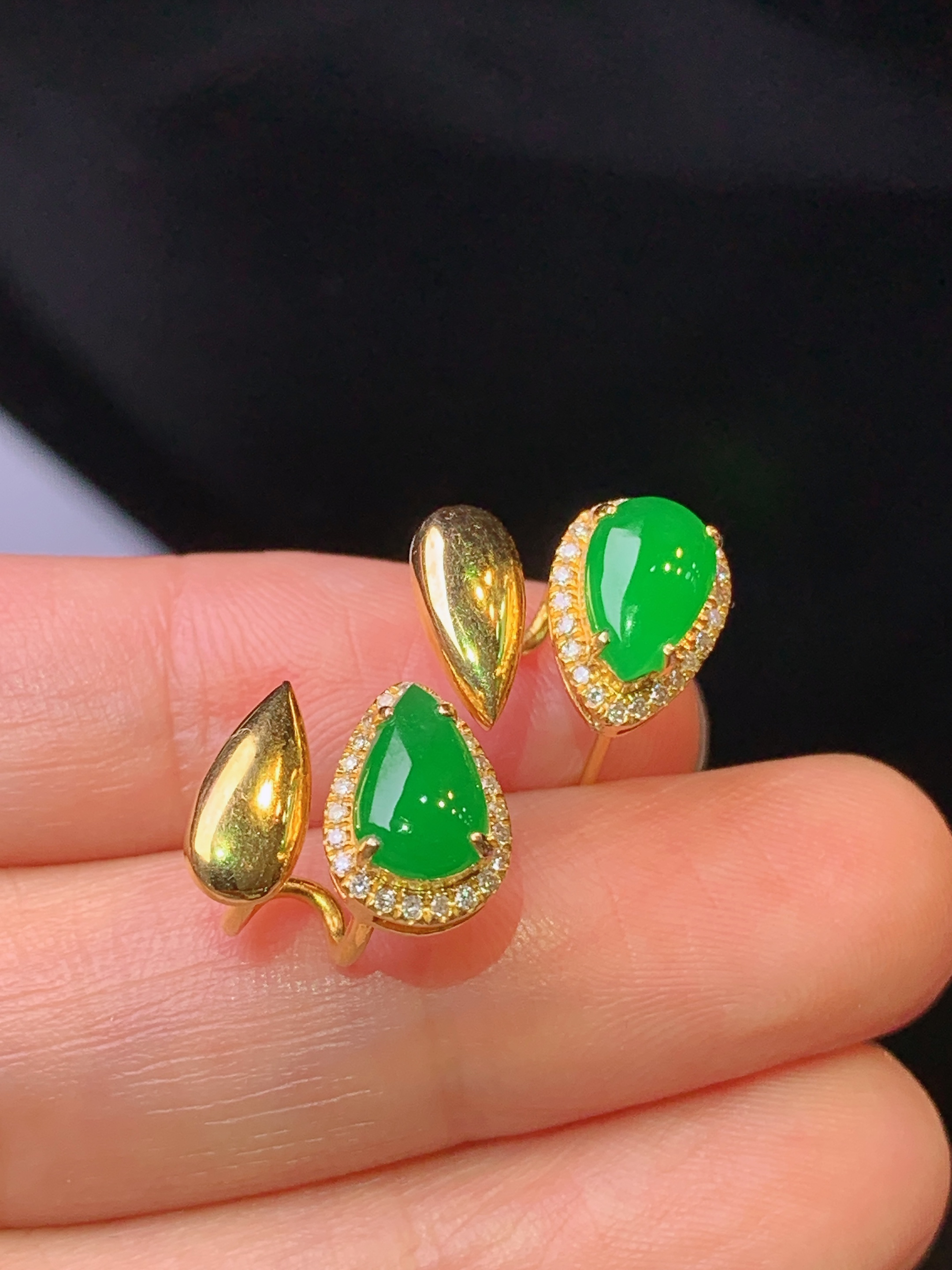 18k金钻镶嵌满绿水滴耳钉 玉质细腻 色泽艳丽 裸石尺寸8*5*2f1