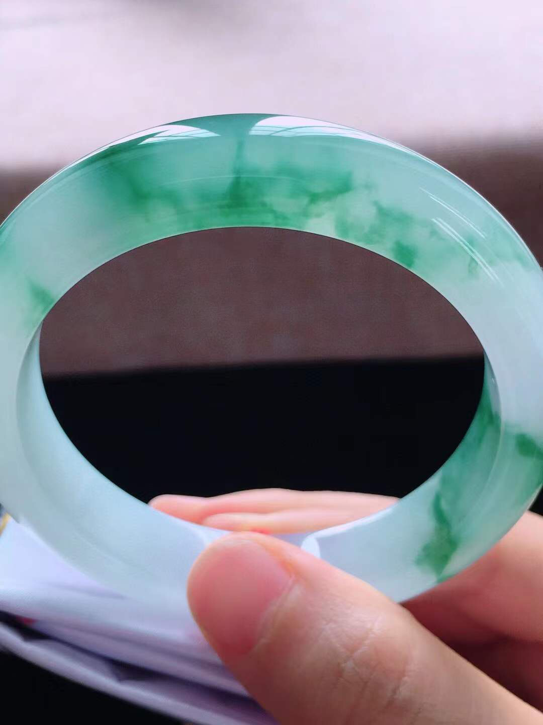 【翡翠名称】老种冰飘花54.8正圈口手镯
【翡翠尺寸】54.8*12.6*9mm适合54-56正圈口佩戴
【翡翠描述】宝贝种老水足，玉质细腻，色泽靓丽，性价比高，佩戴效果好！
【其它赠送】权威证书/精美挂绳盒子/支持全国复检