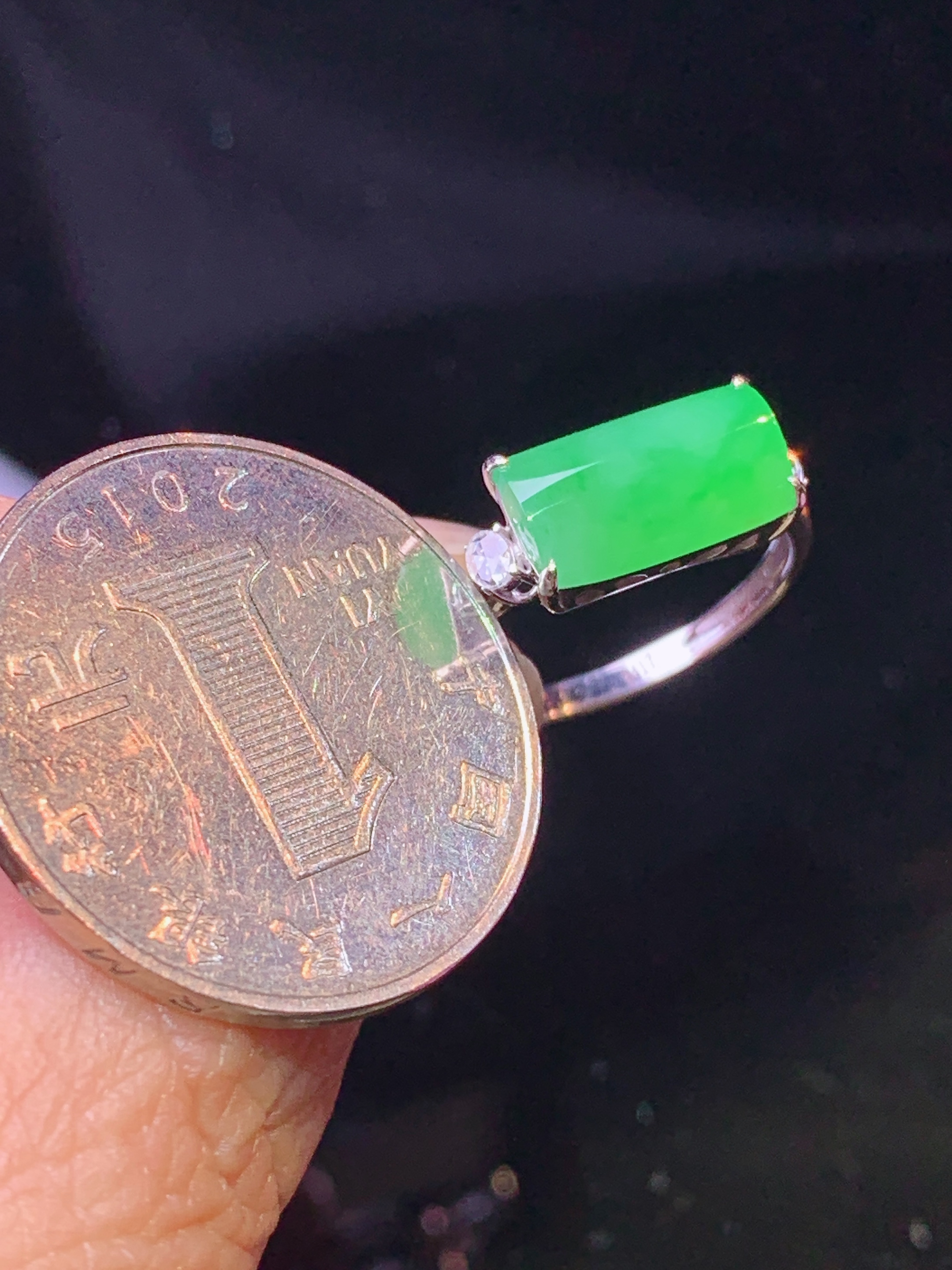 18k金钻镶嵌翠绿玉柱戒指 玉质细腻 色泽艳丽 圈口13 整体尺寸6.6*11.3*3.8j2