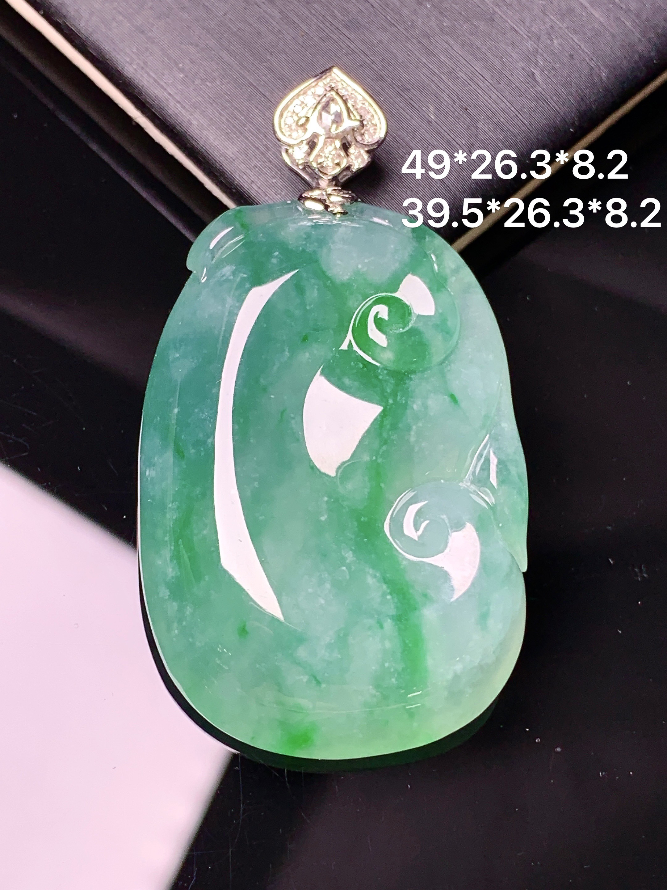 18k金钻镶嵌飘绿如意吊坠 玉质细腻 色泽艳丽 整体尺寸49*26.3*8.2f1