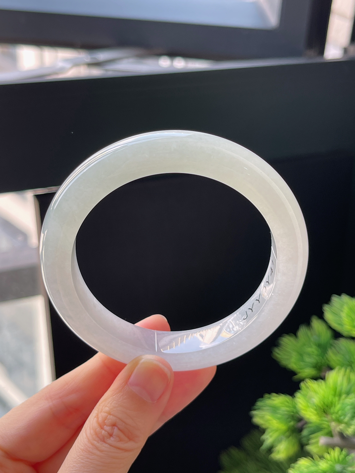 正圈56.6圈口，翡翠冰糯种淡绿色厚装正圈手镯