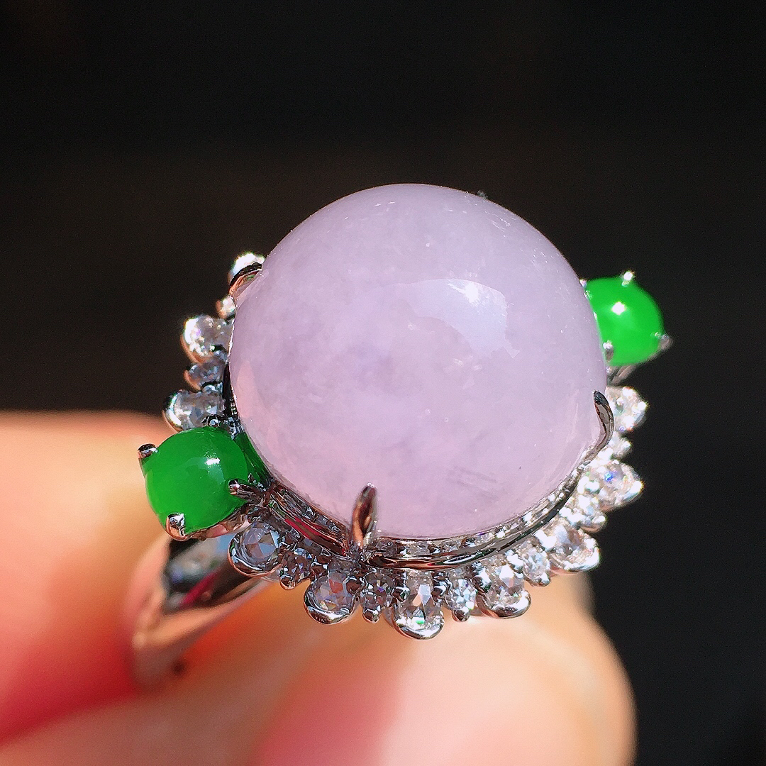 淡紫罗兰蛋面戒指，色泽均匀艳丽，玉质细腻，荧光感超
强，饱满圆润，尽显优雅气质，18k
金豪华镶嵌