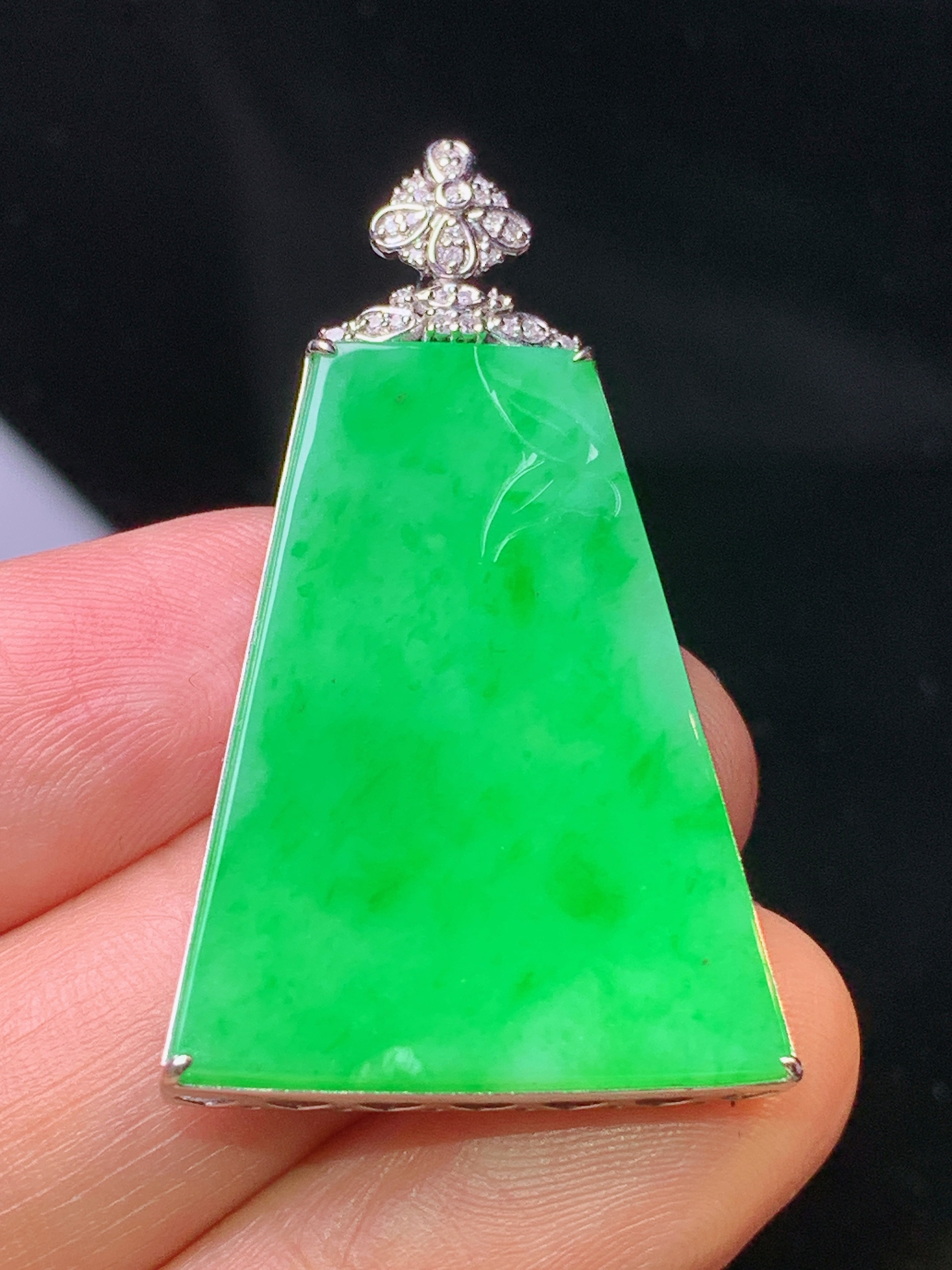 18k金钻镶嵌翠绿无事牌吊坠 玉质细腻 色泽艳丽 整体尺寸40.5*21.5*5.2j2