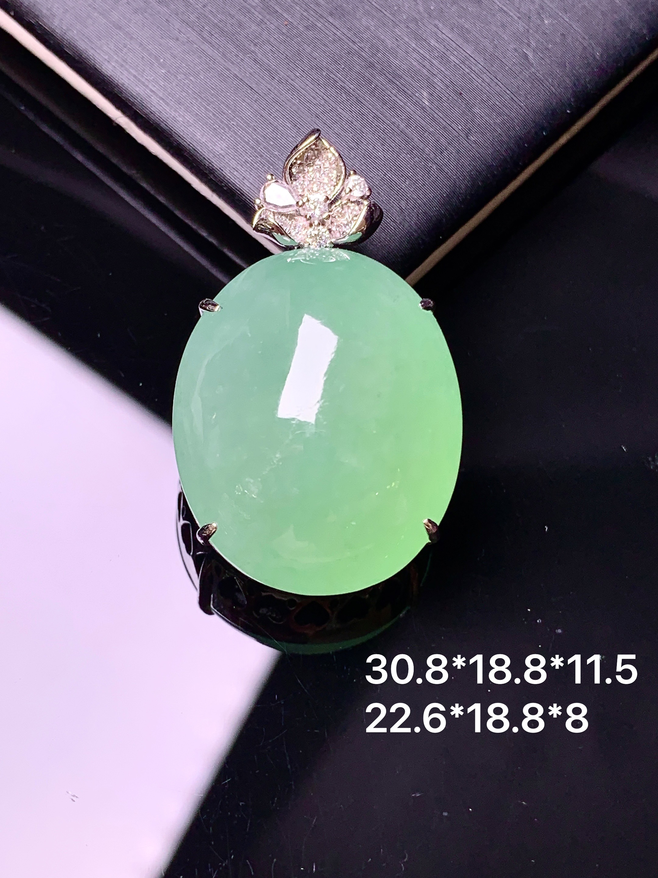 18k金钻镶嵌翠绿蛋面吊坠 玉质细腻 色泽艳丽 整体尺寸30.8*18.8*11.5f1