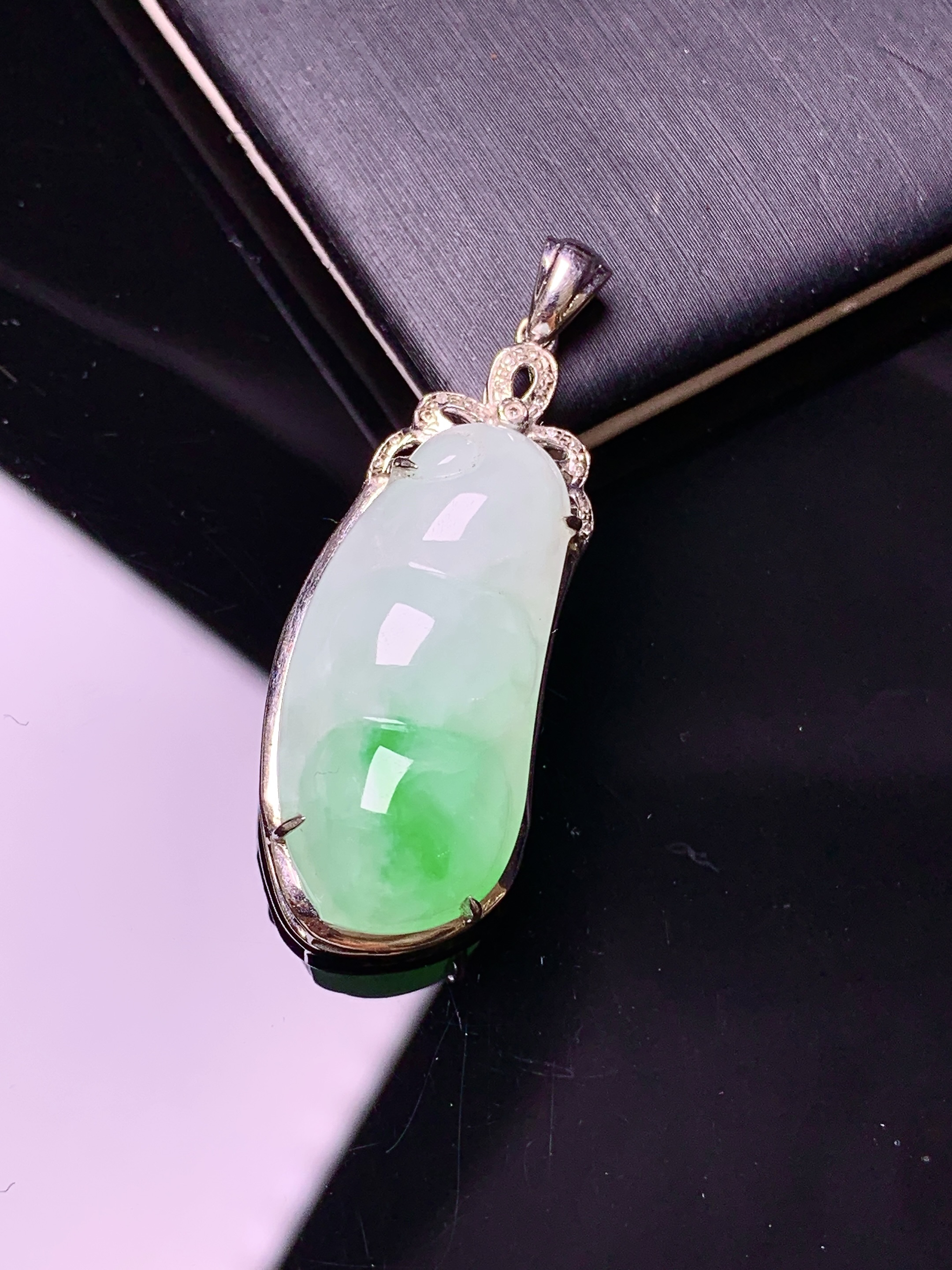 18k金钻镶嵌飘绿四季豆吊坠 玉质细腻 色泽艳丽 整体尺寸36.3*13.2*8.2m1