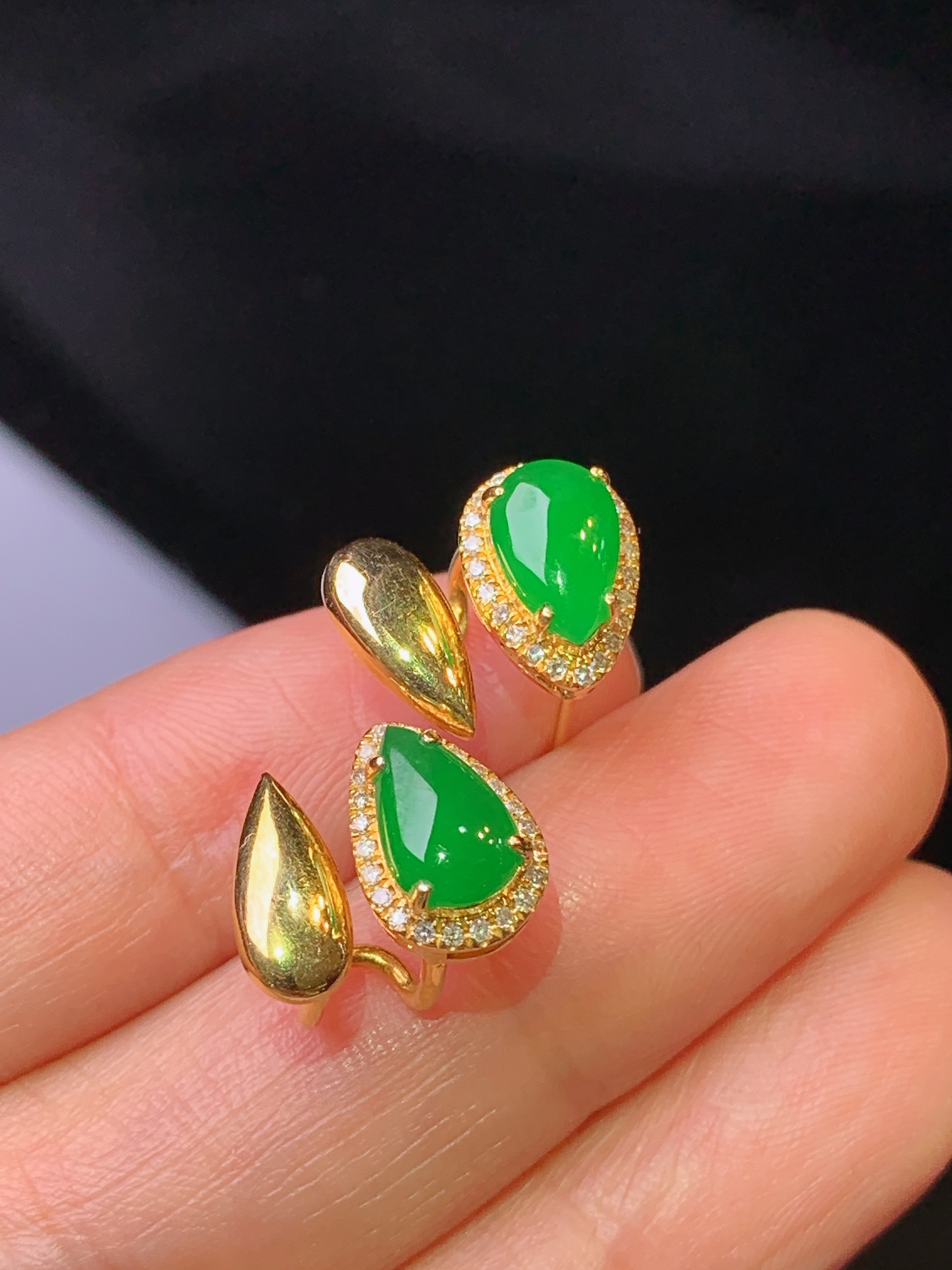 18k金钻镶嵌满绿水滴耳钉 玉质细腻 色泽艳丽 裸石尺寸8*5*2f1
