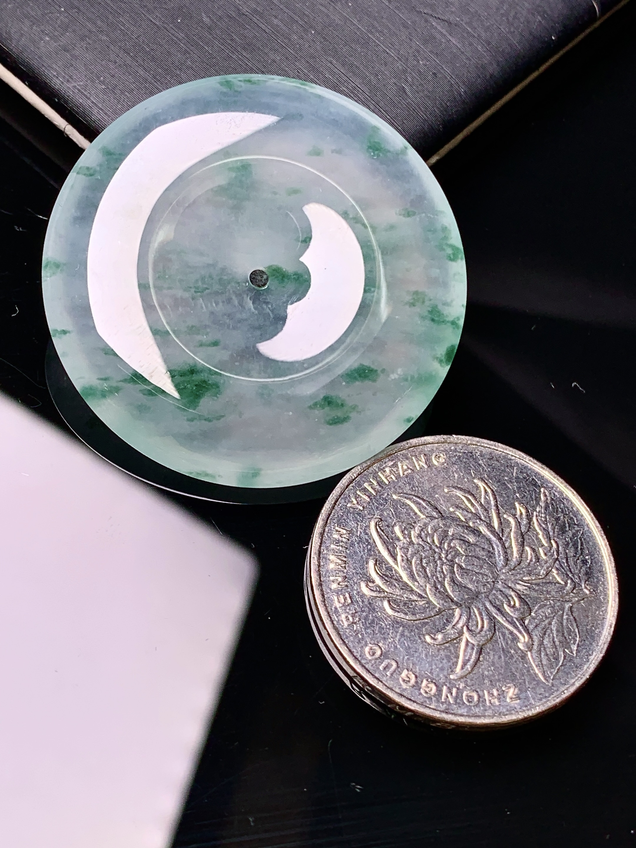 冰种飘绿平安扣吊坠 玉质细腻 色泽艳丽 整体尺寸34.8*6x1