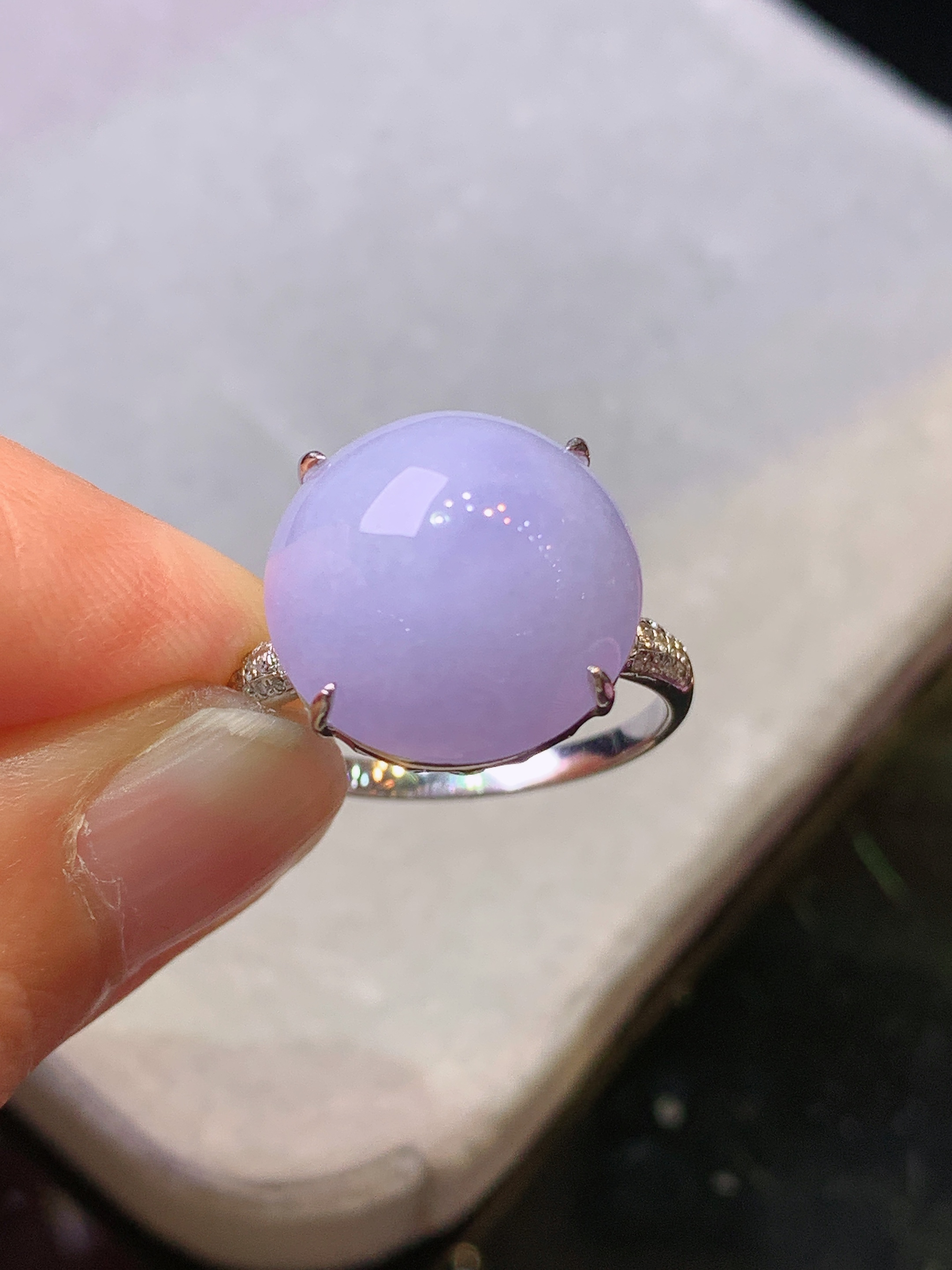 18k金钻镶嵌淡紫罗兰圆珠戒指 玉质细腻 色泽艳丽 圈口14 整体尺寸14.5*14*8.6y4