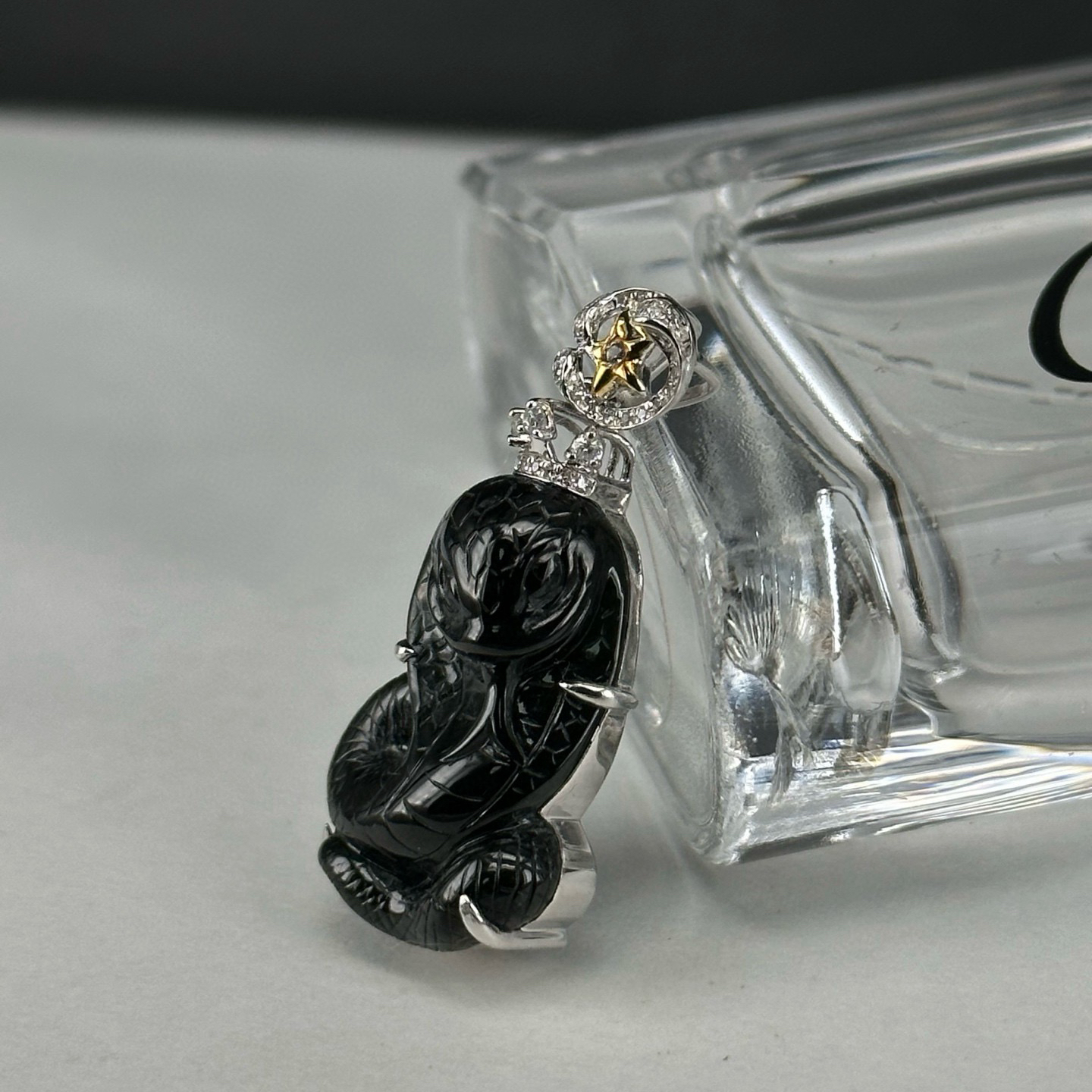 精品18k墨翠小蛇 种好色正 黑度极好 打灯通透