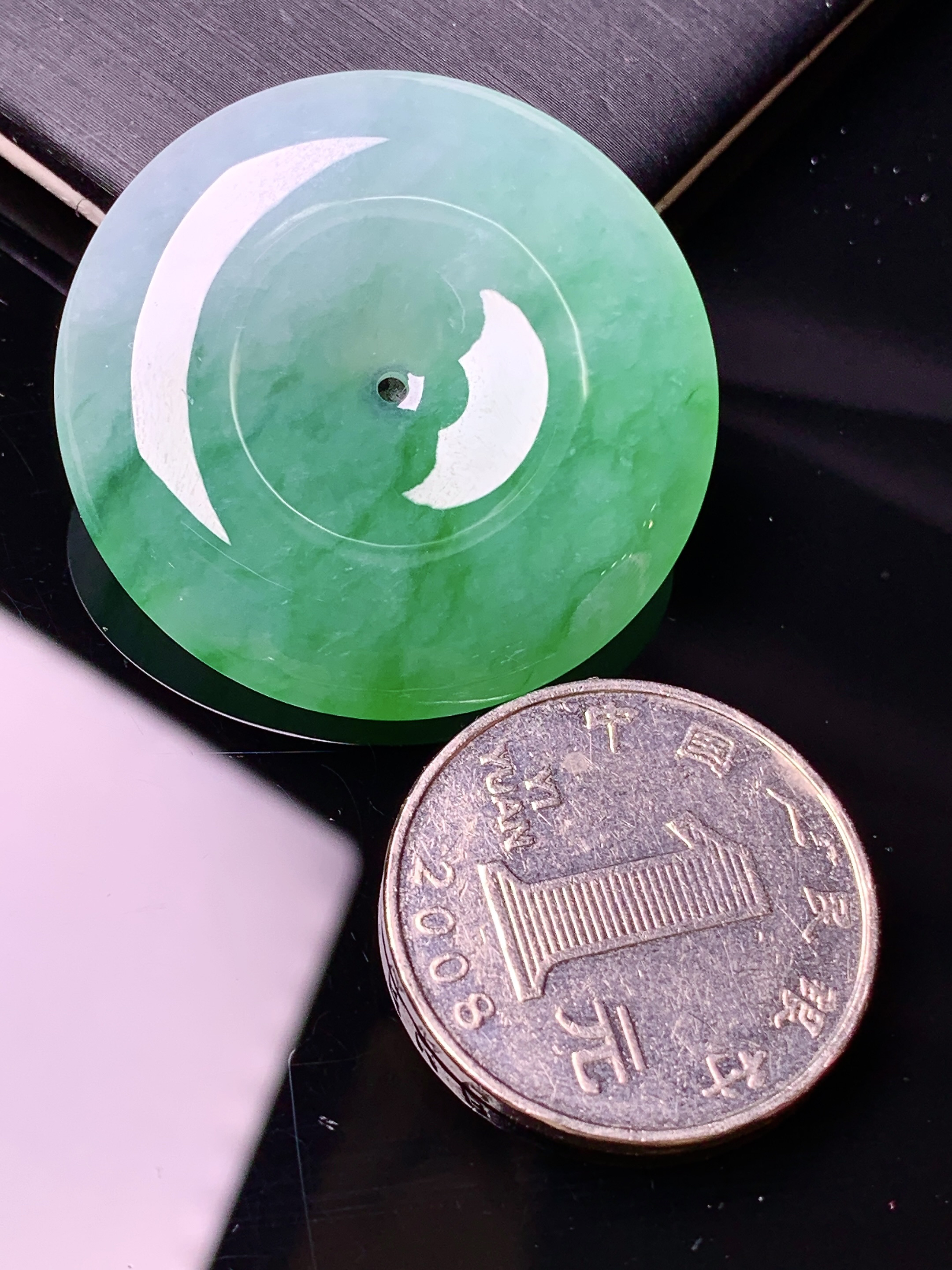 飘绿平安扣吊坠 玉质细腻 色泽艳丽 整体尺寸34.8*6.3