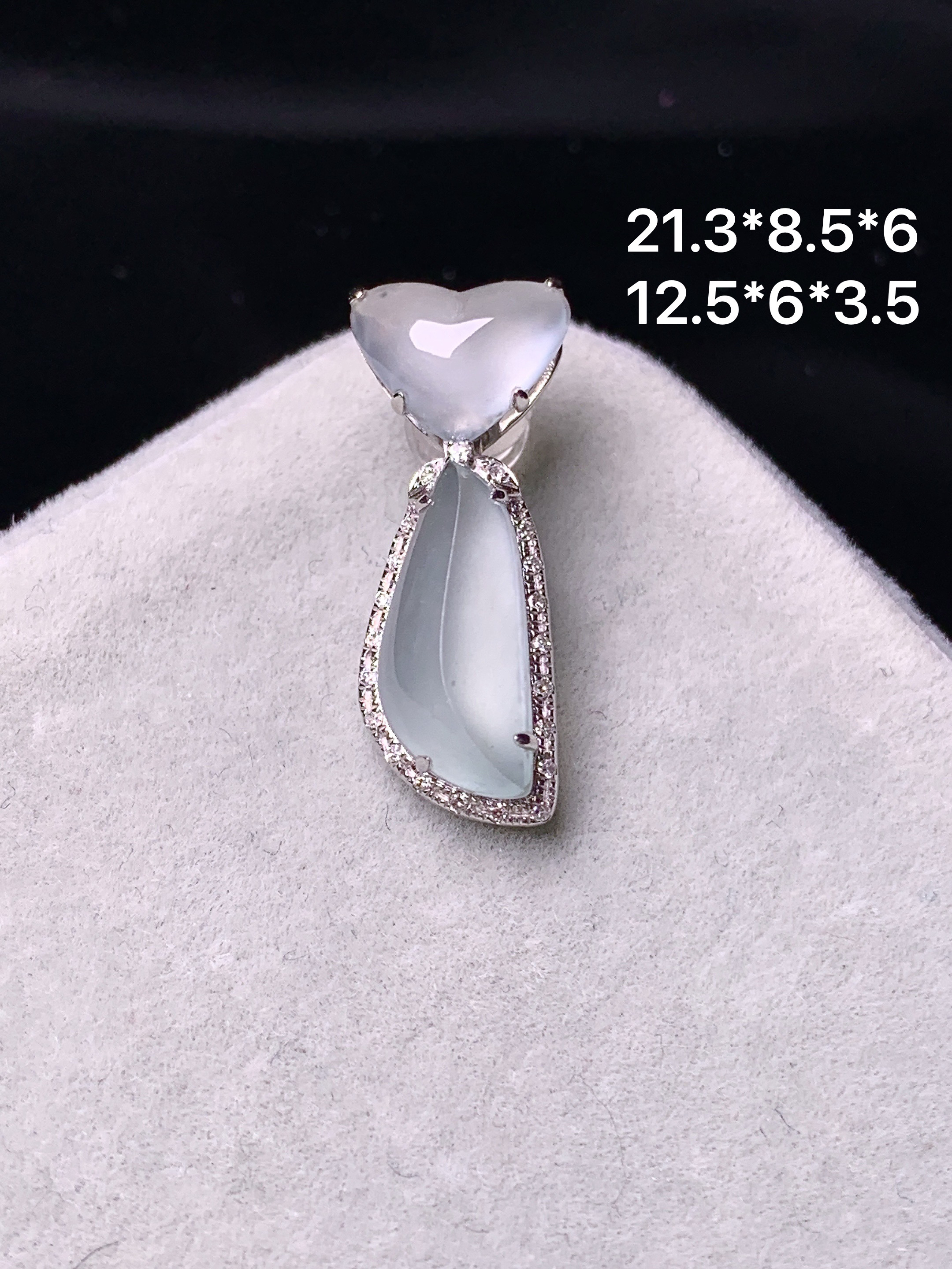 18k金钻镶嵌冰种随形吊坠 玉质细腻 色泽艳丽 整体尺寸21.3*8.5*6y4