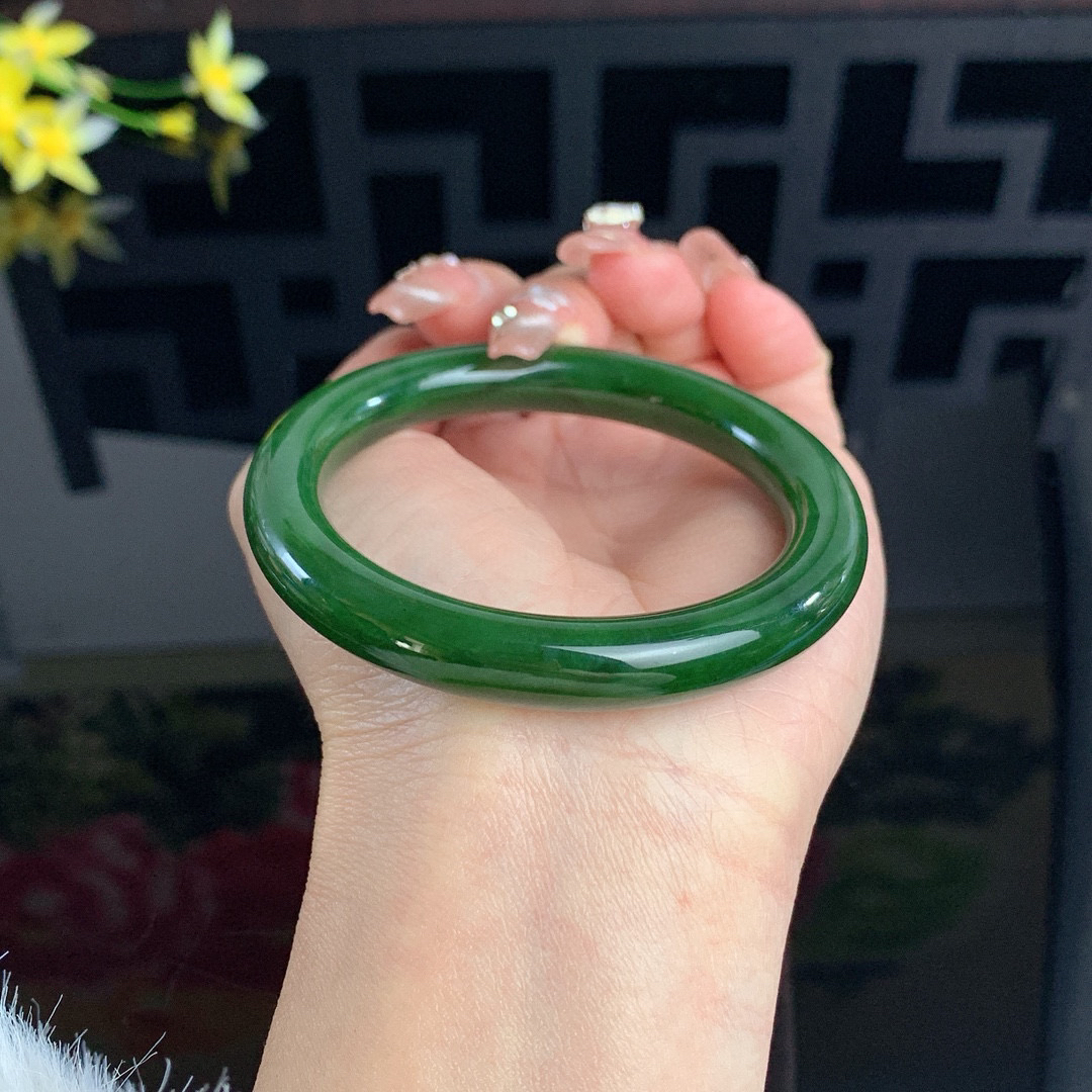 和田玉54.5圈口菠菜绿圆条碧玉手镯！玉质细腻油润 底色纯净 无裂无棉 脂粉好，品质高。