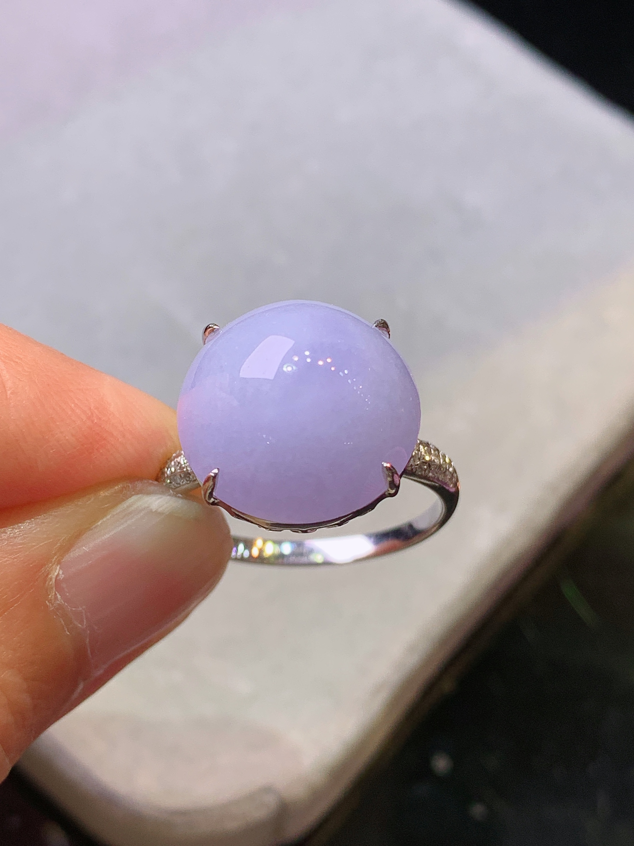 18k金钻镶嵌淡紫罗兰圆珠戒指 玉质细腻 色泽艳丽 圈口14 整体尺寸14.5*14*8.6y4