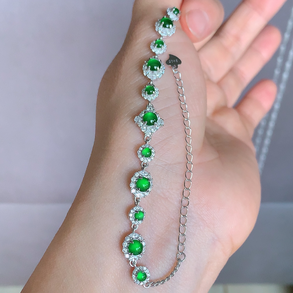 冰润满绿翡翠蛋面手链，水水润润，珠圆玉润，颜色鲜艳，妙明清净，清秀高雅，佩戴效果优雅迷人！性价比超值