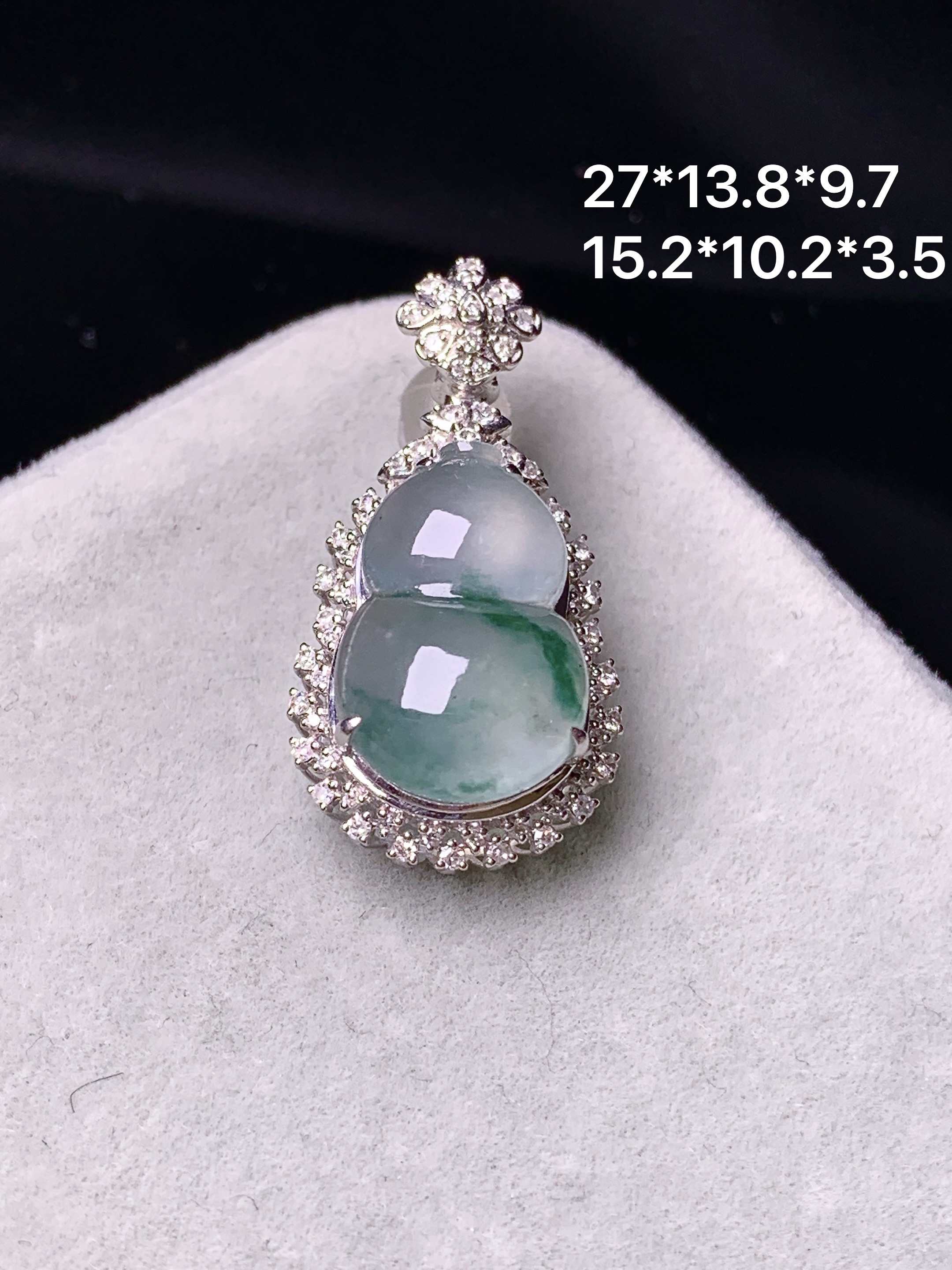 18k金钻镶嵌冰种飘绿葫芦吊坠 玉质细腻 色泽艳丽 整体尺寸27*13.8*9.7y4