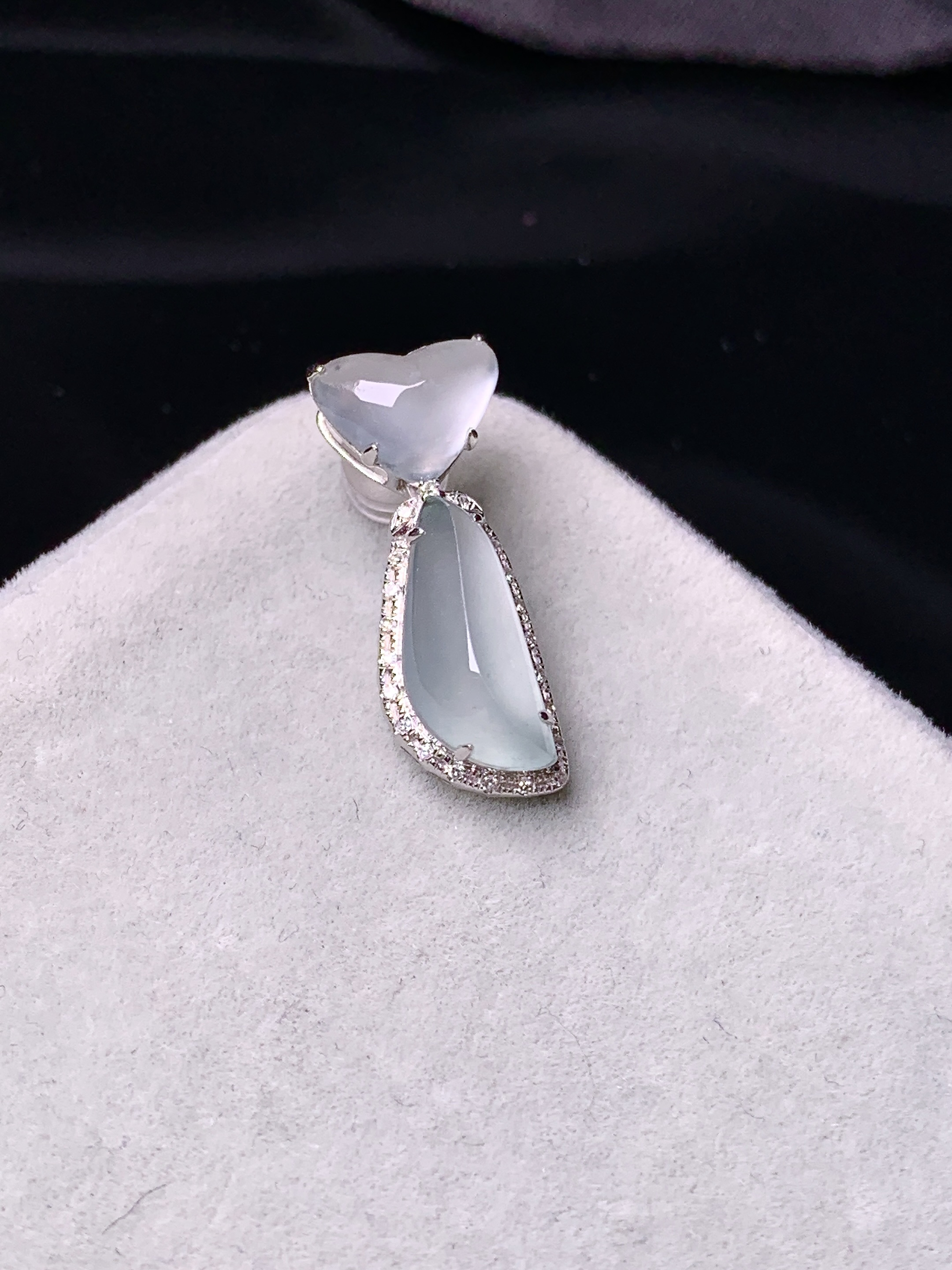 18k金钻镶嵌冰种随形吊坠 玉质细腻 色泽艳丽 整体尺寸21.3*8.5*6y4