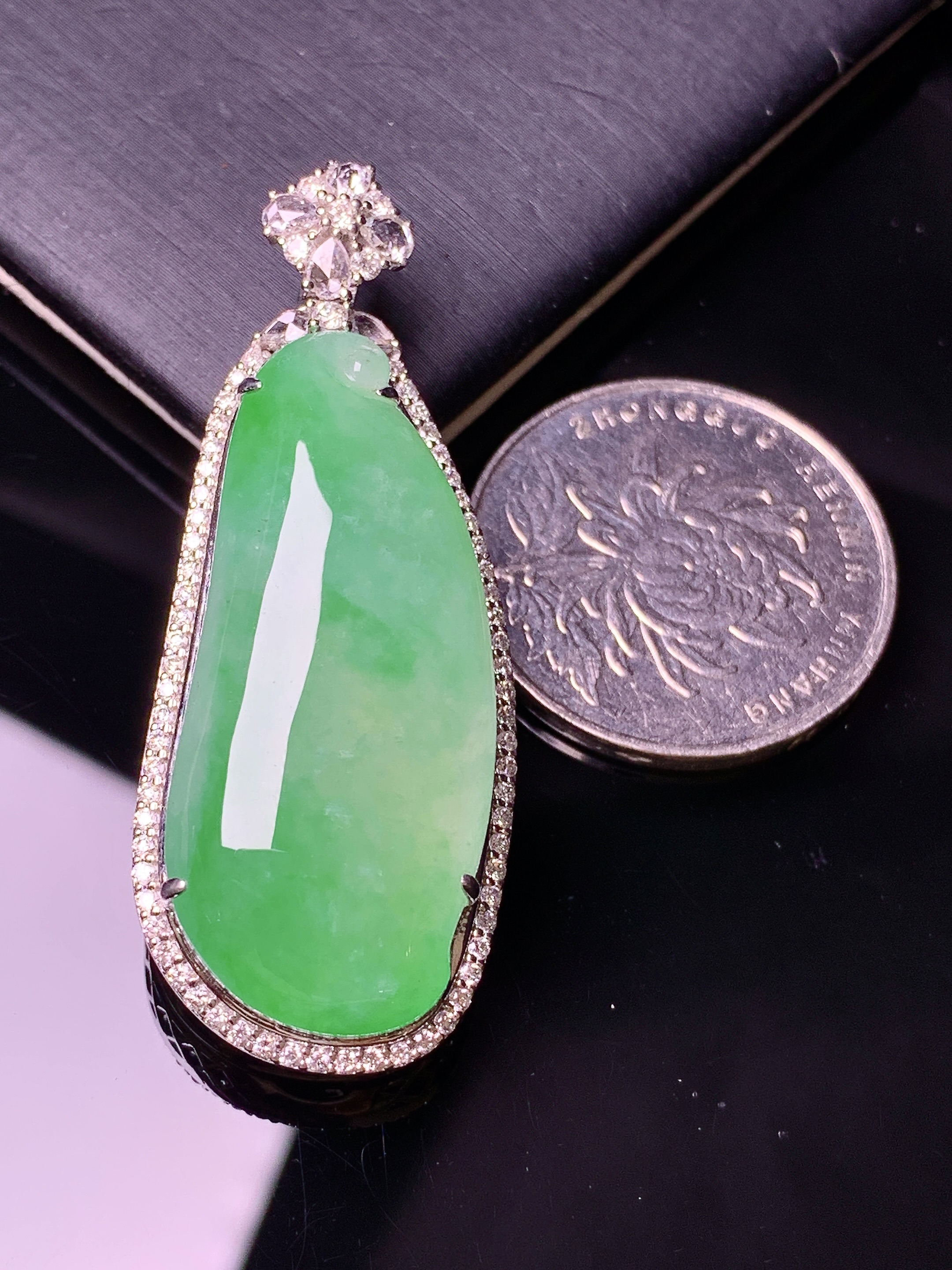 18k金钻镶嵌翠绿福瓜吊坠 玉质细腻 色泽艳丽 整体尺寸47.8*19*12.7f1