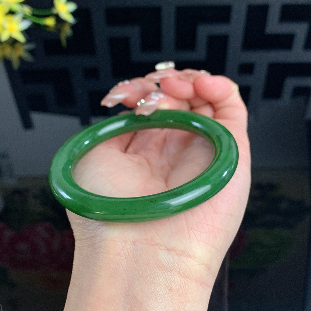 和田玉56.5圈口菠菜绿圆条碧玉手镯！玉质细腻油润 底色纯净 无裂无棉 脂粉好，品质高。