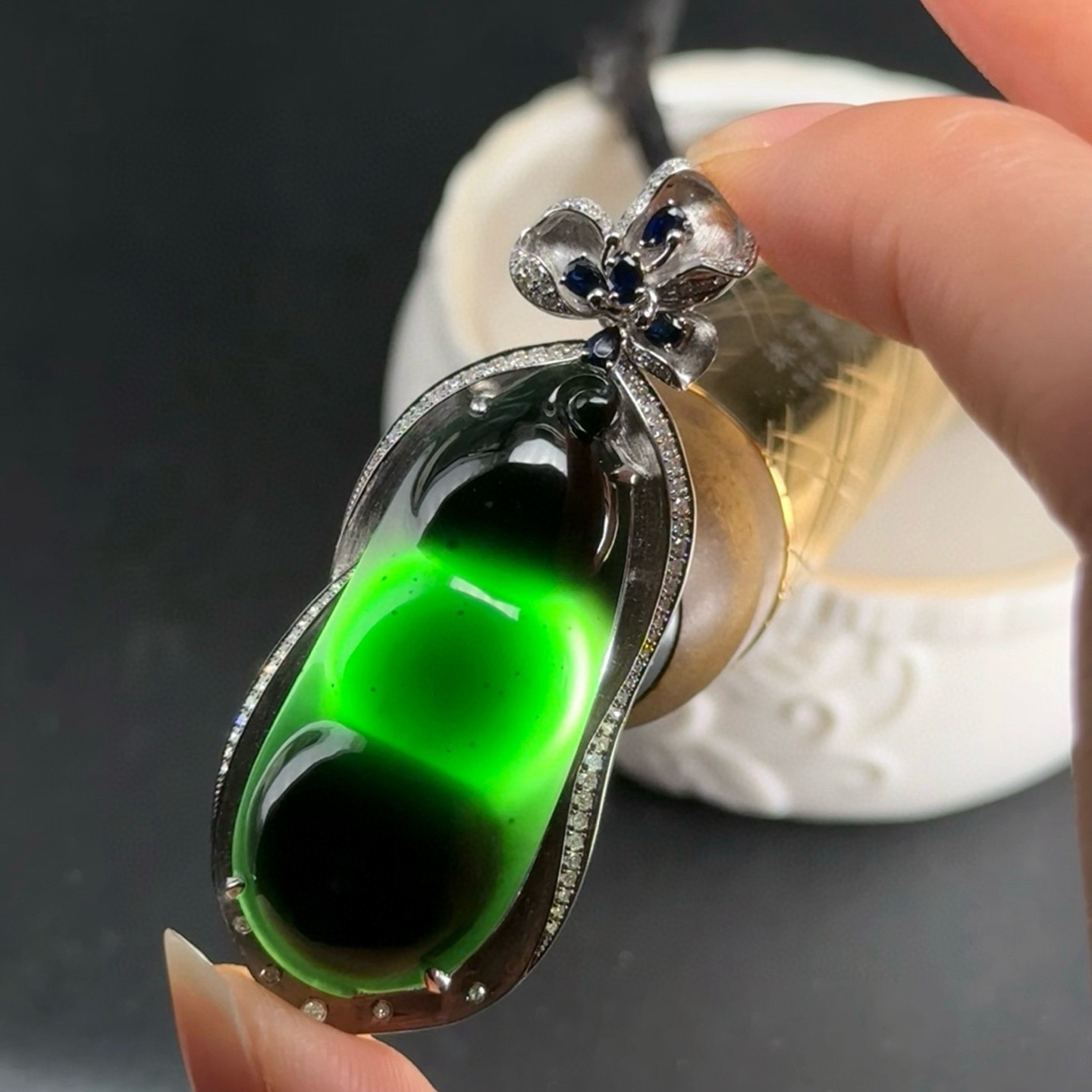 精品18k墨翠福豆 种好色正 黑度极好 打灯通透 油性十足