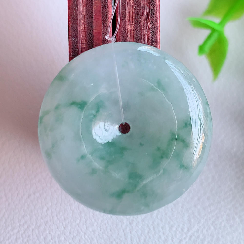 冰润飘花平安扣吊坠，厚装饱满，冰润剔透，细腻水足，种质润泽，飘花灵动，佩戴优雅大气，W49.12   尺寸：26.6-5.1mm