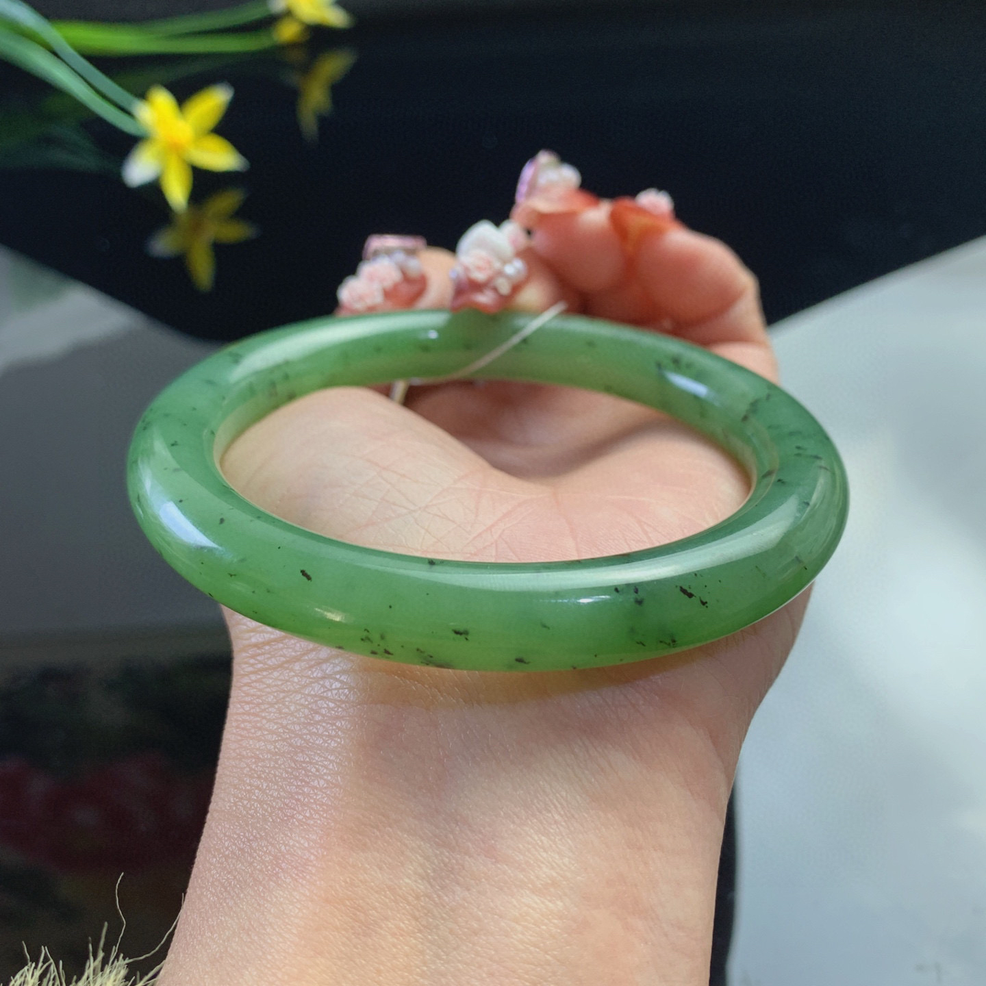 和田玉碧玉61圈口阳绿色猕猴桃圆条手镯，玉质细腻油润 底色纯净 无裂无棉 脂粉好