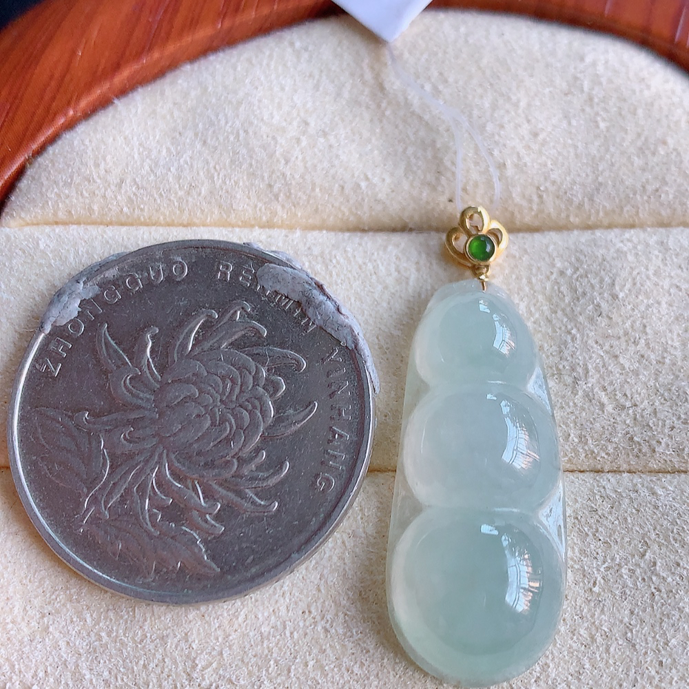 18k金扣冰润福豆翡翠挂件，老种 冰清玉洁  胶感十足  寓意“四季平安，福气满满”颜色鲜艳，清新自然，饱满通透   W49.12  尺寸：21.8-11.8-6.8mm