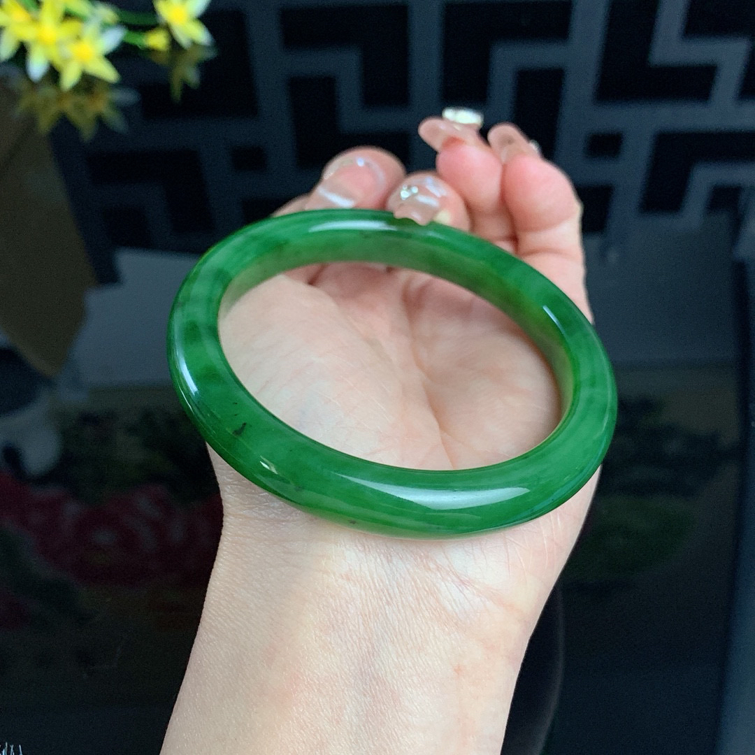 和田玉61圈口阳绿色碧玉手镯！玉质细腻油润 底色纯净 无裂无棉 脂粉好，品质高。