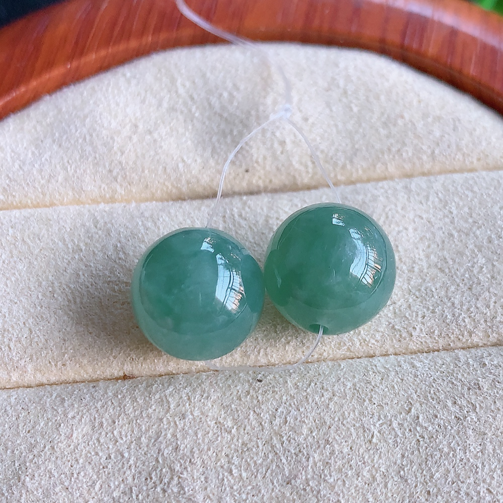 冰润转运珠翡翠吊坠，寓意“时来运转，财源滚滚” 寓意佳，紫气东来，颜色清爽，无纹裂，佩戴效果优雅迷人！性价比超值！W49.12 取一尺寸：11.5mm