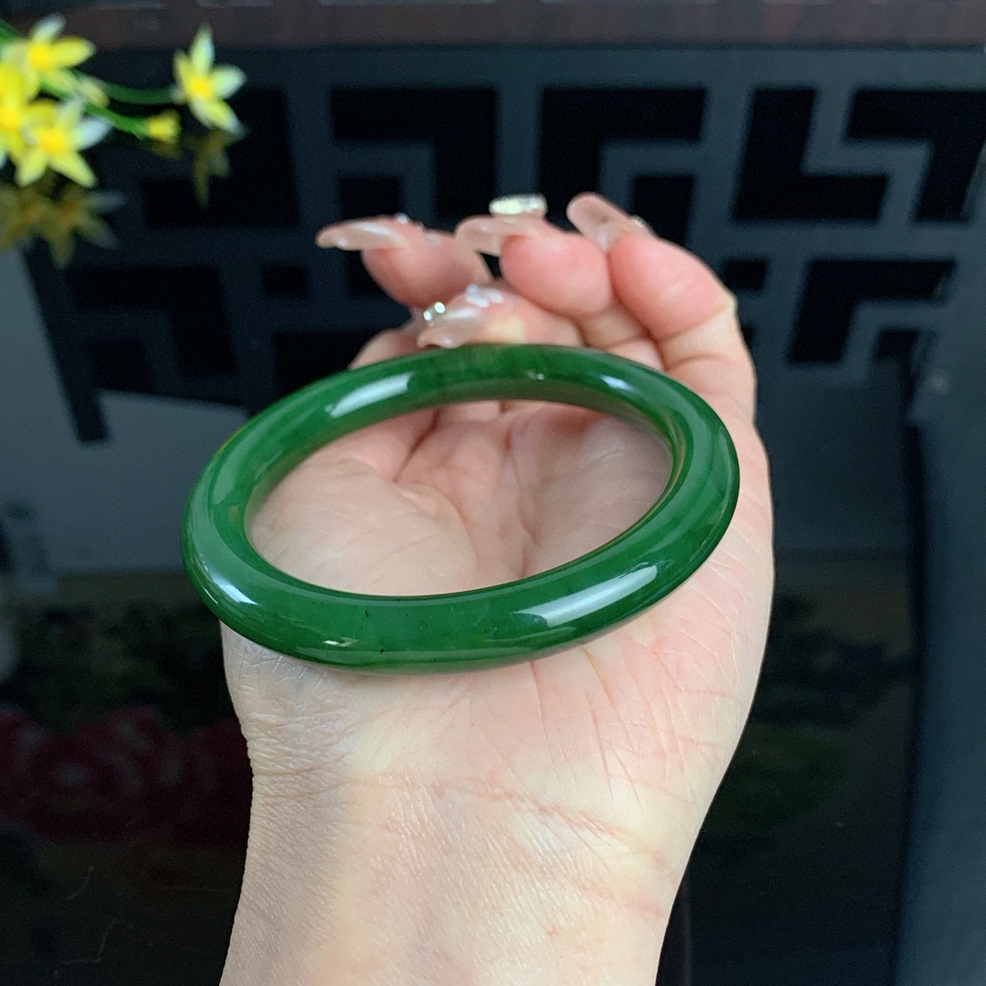 和田玉57圈口菠菜绿圆条碧玉手镯，玉质细腻油润 底色纯净 无纹裂 脂粉好，品质高。