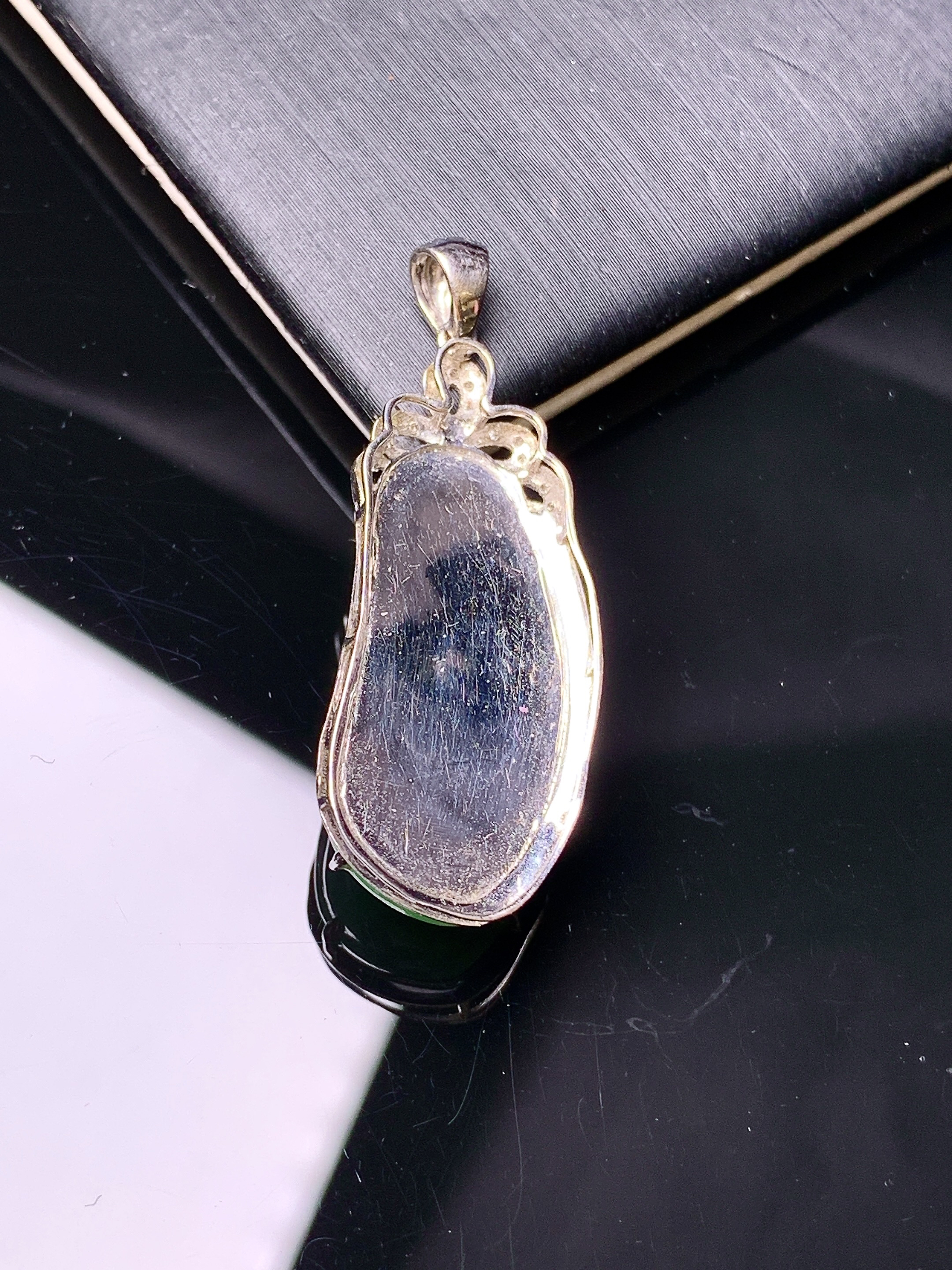 18k金钻镶嵌飘绿四季豆吊坠 玉质细腻 色泽艳丽 整体尺寸36.3*13.2*8.2m1