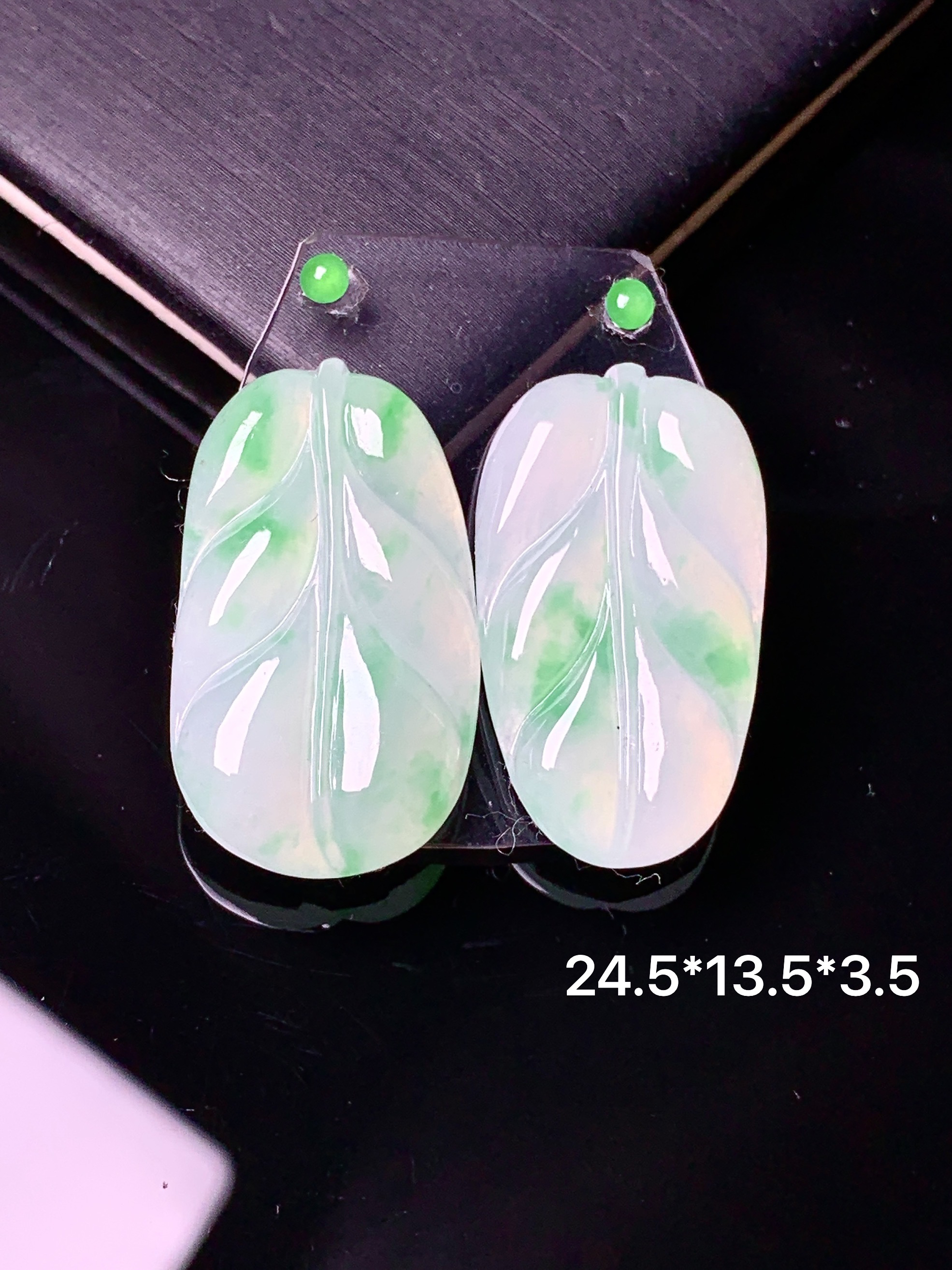 镶嵌款 飘绿树叶吊坠 玉质细腻 色泽艳丽 整体尺寸24.5*13.5*3.5*2x