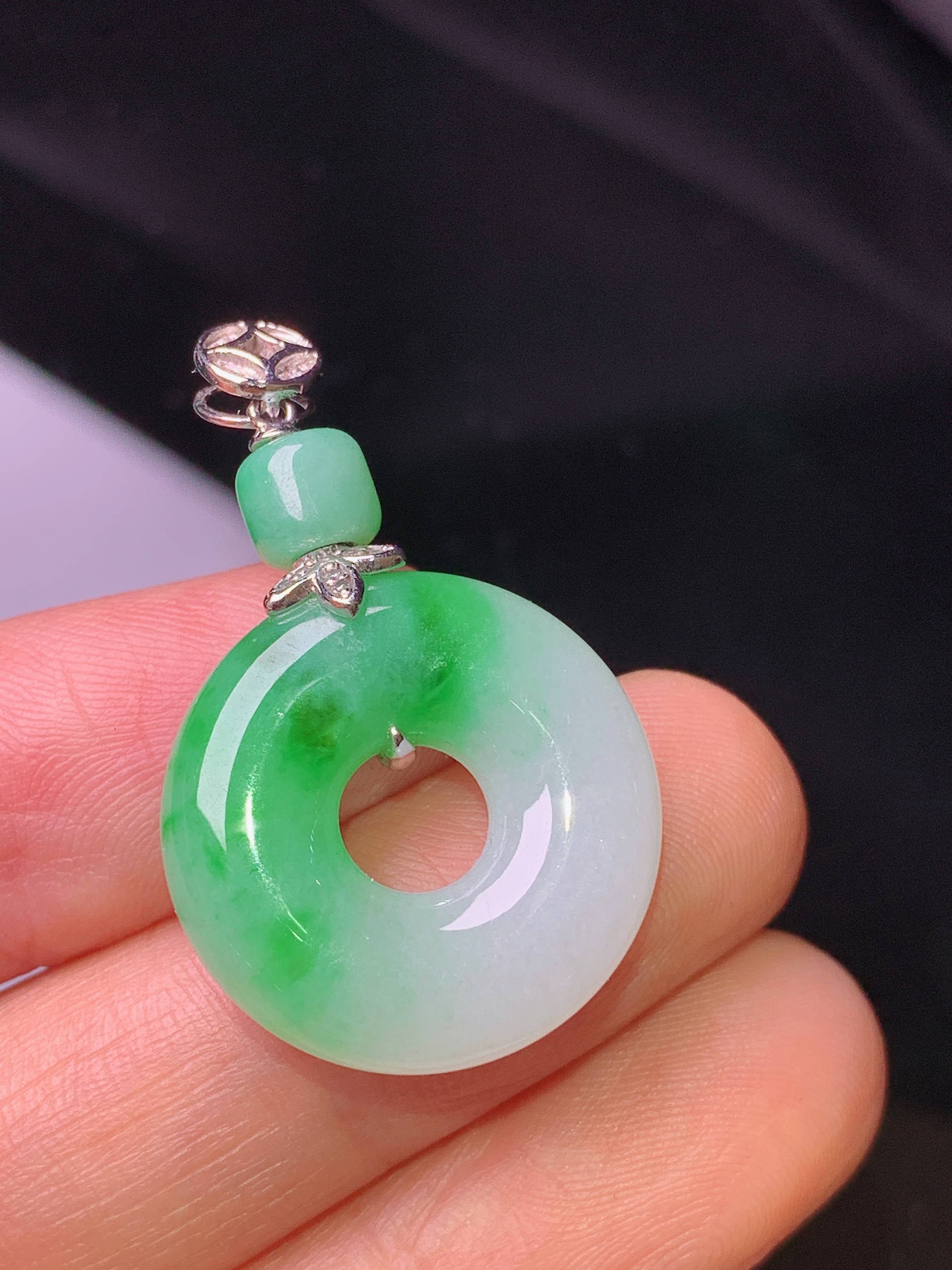 18k金镶嵌飘绿平安环吊坠 玉质细腻 色泽艳丽 整体尺寸32.3*20*5.6m1