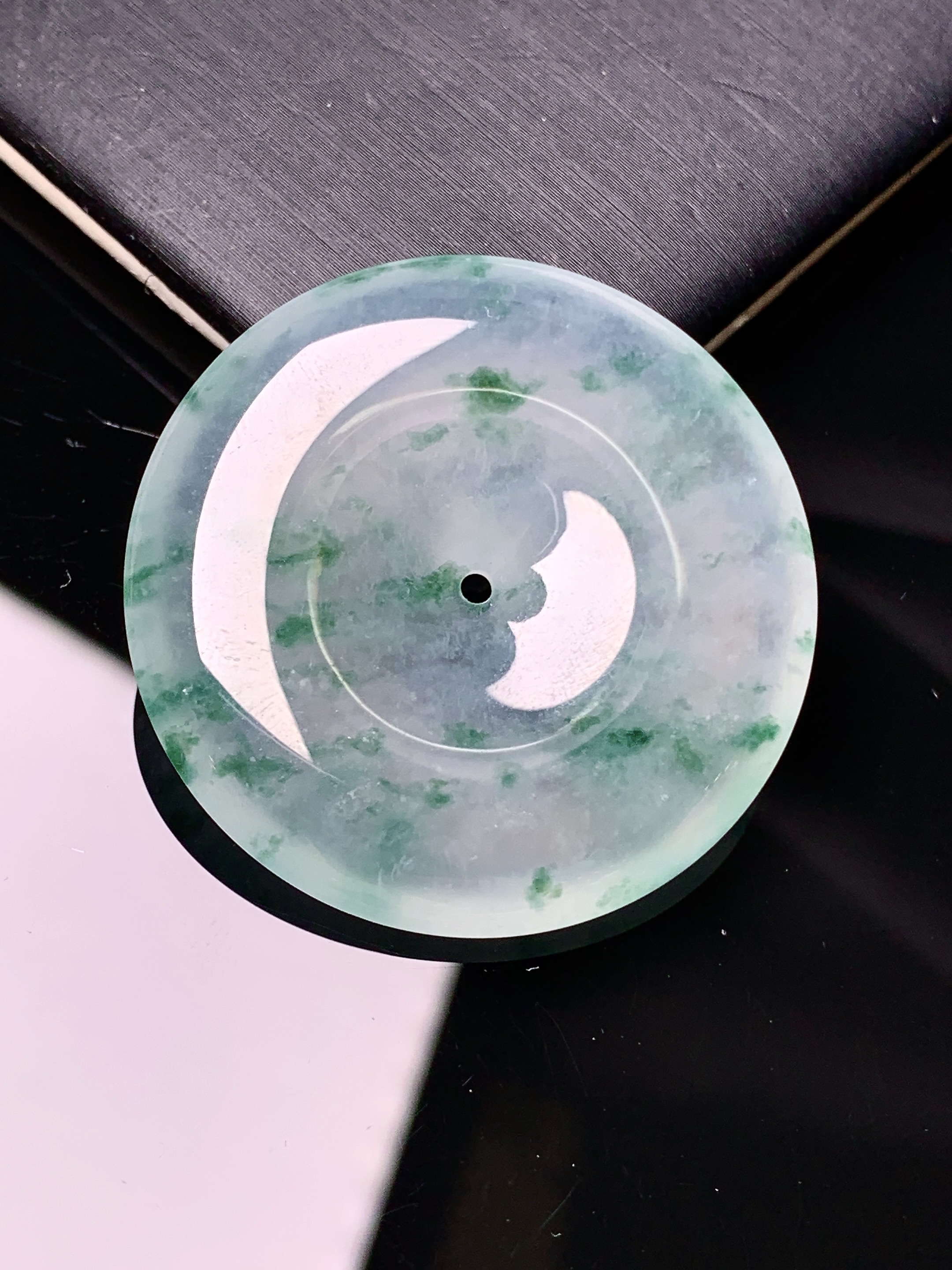 冰种飘绿平安扣吊坠 玉质细腻 色泽艳丽 整体尺寸34.8*6x1