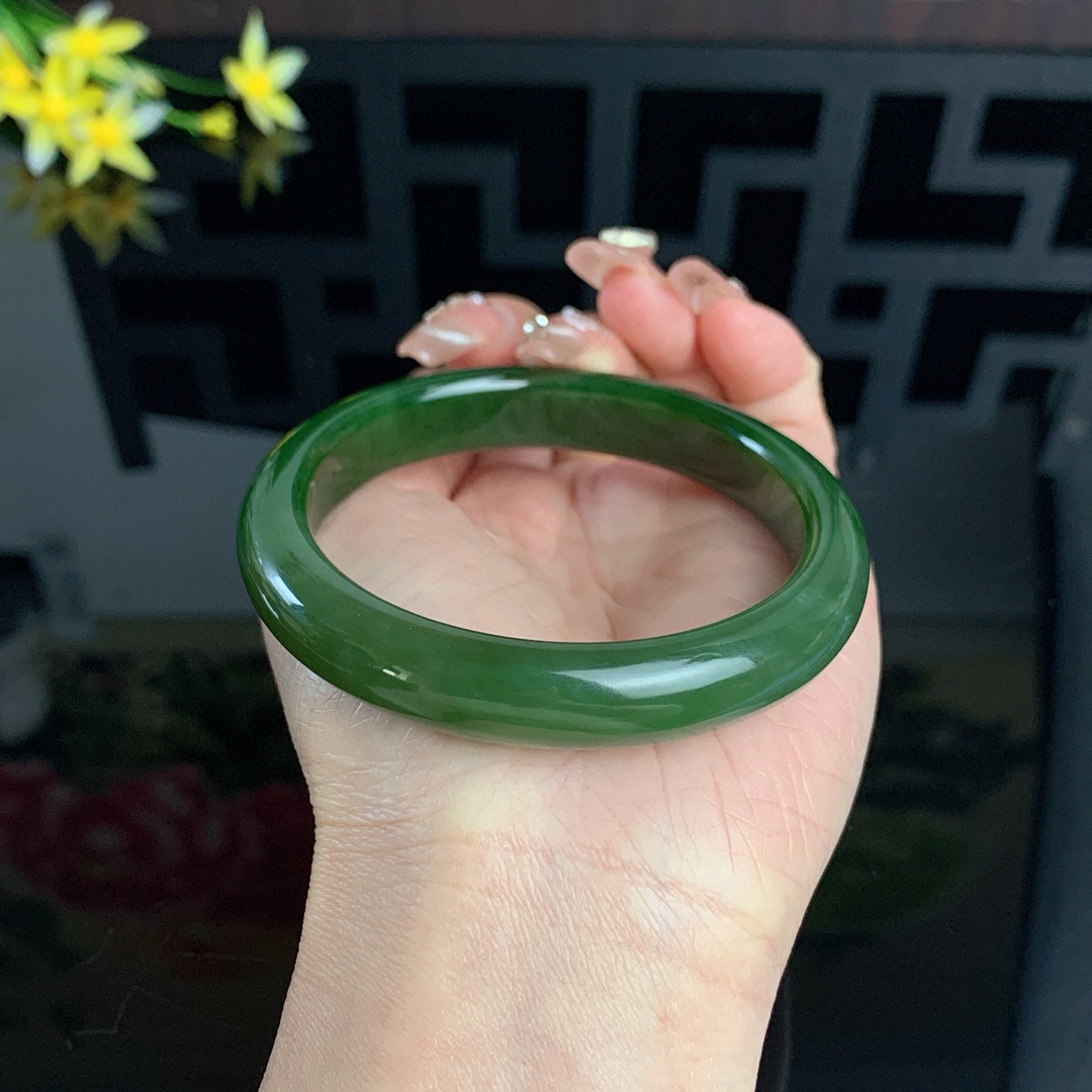 和田玉59.5圈口菠菜绿碧玉手镯！玉质细腻油润 底色纯净 无裂无黑 脂粉好，品质高。