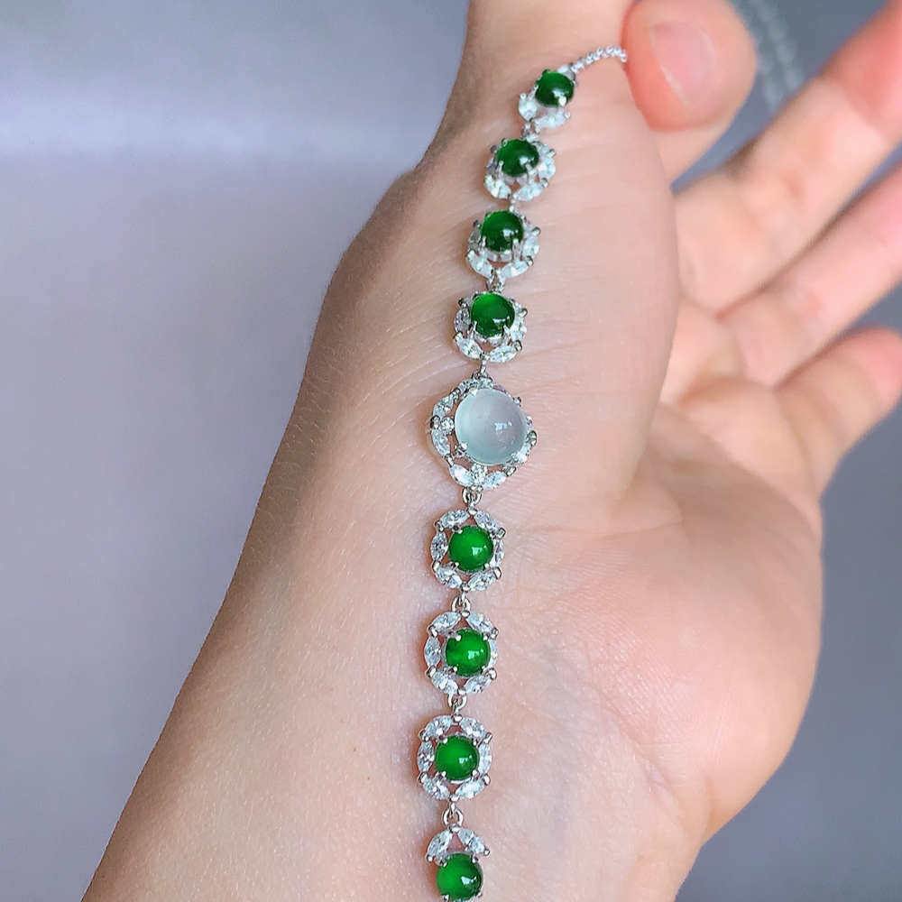 冰润满绿翡翠蛋面手链，水水润润，珠圆玉润，颜色鲜艳，妙明清净，清秀高雅，佩戴效果优雅迷人！性价比超值 W502.12  取一尺寸：11.3-10.5-6.3mm    裸石尺寸：6.8mm