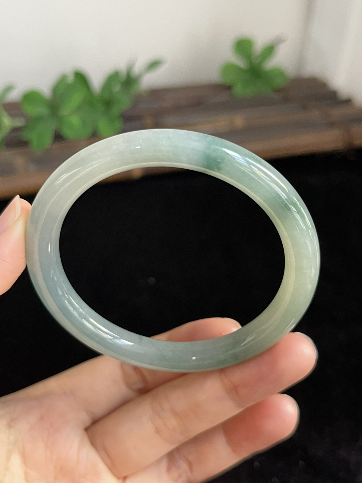 圆镯53.5圈口，翡翠冰糯种飘绿手镯