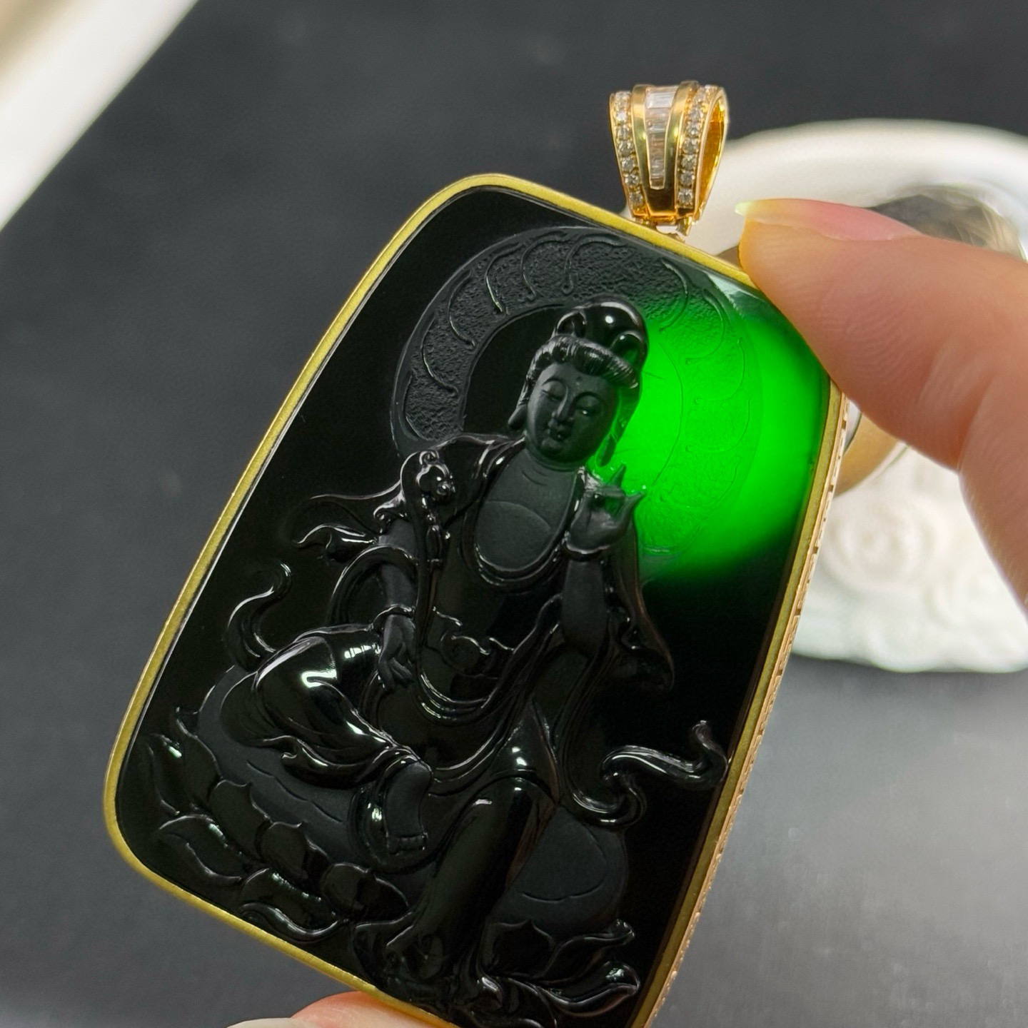 精品18k墨翠观音 种好色正 黑度极好 打灯通透 油性十足 尺寸64.6